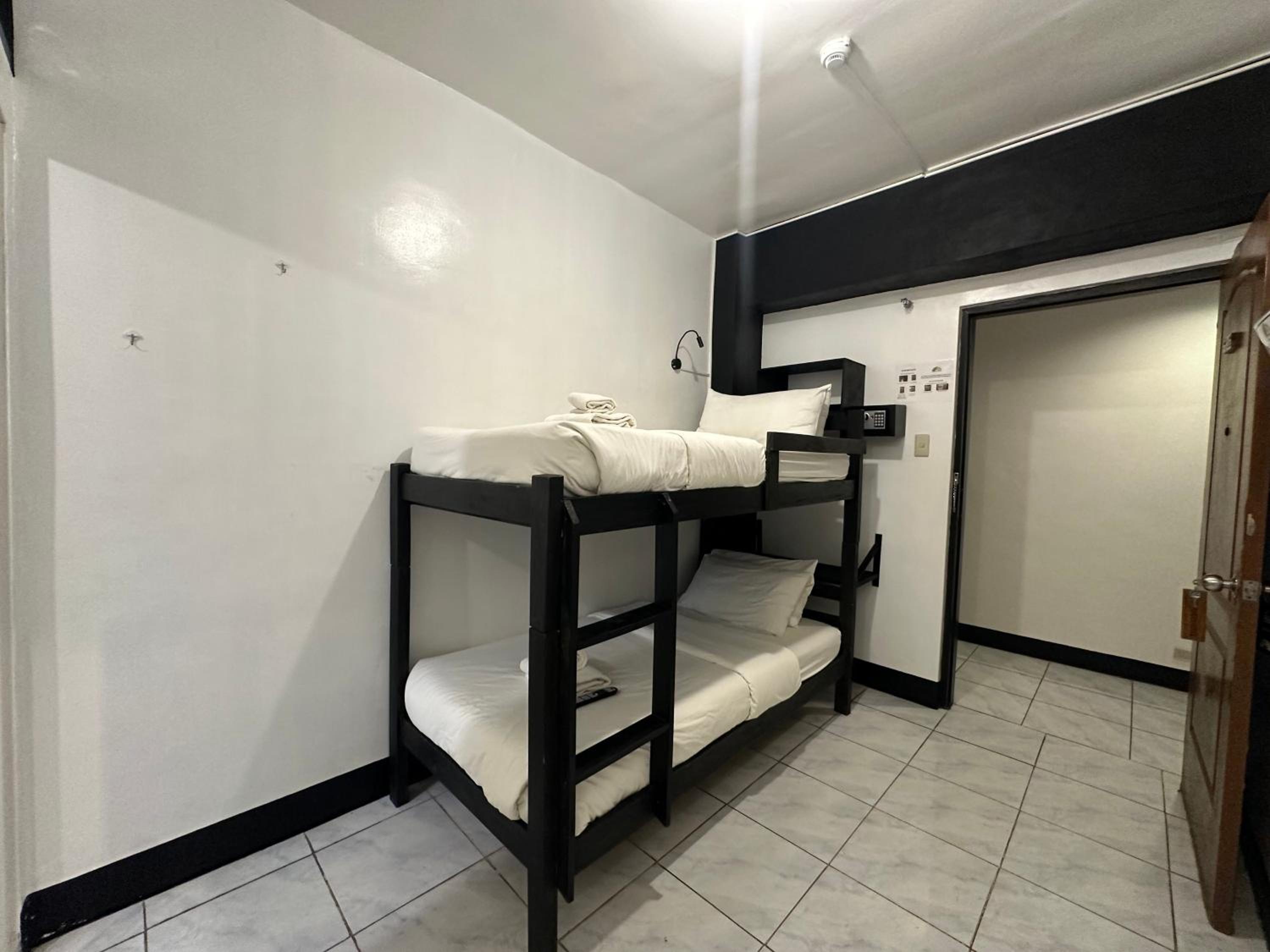 Budget Double Room - Photo 5