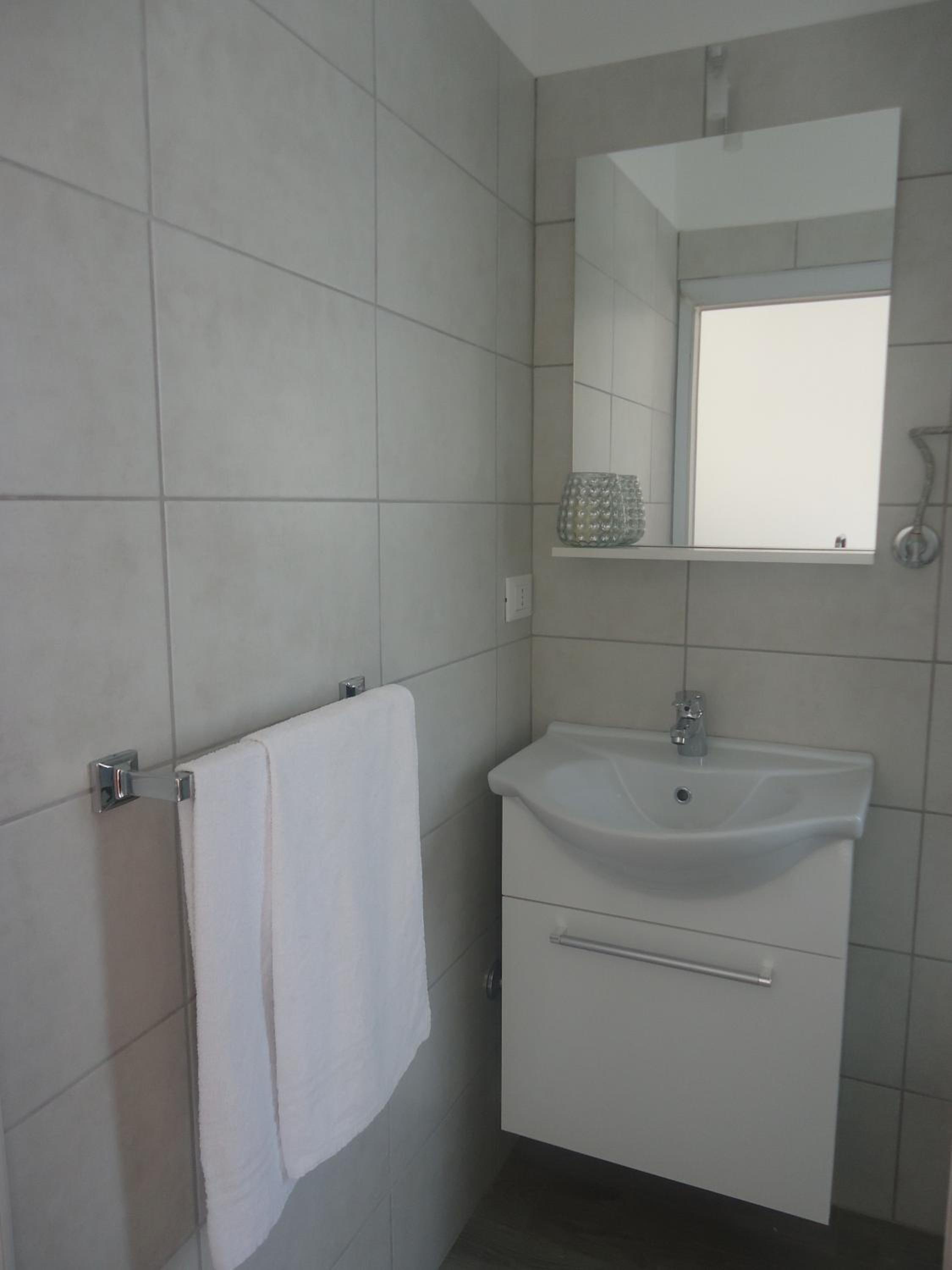 Double or Twin Room with Balcony - Photo 4