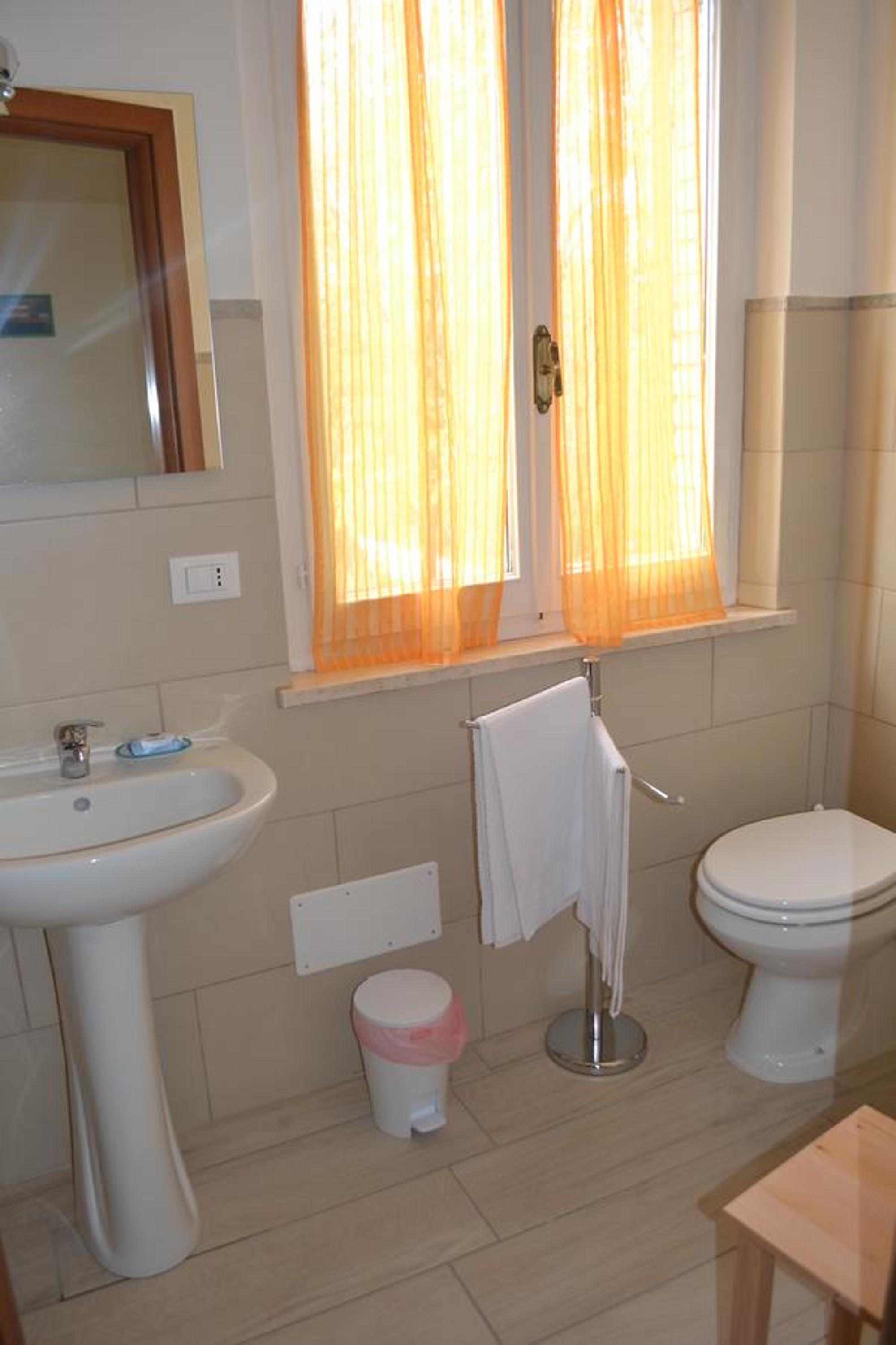 Standard Double Room - Photo 6