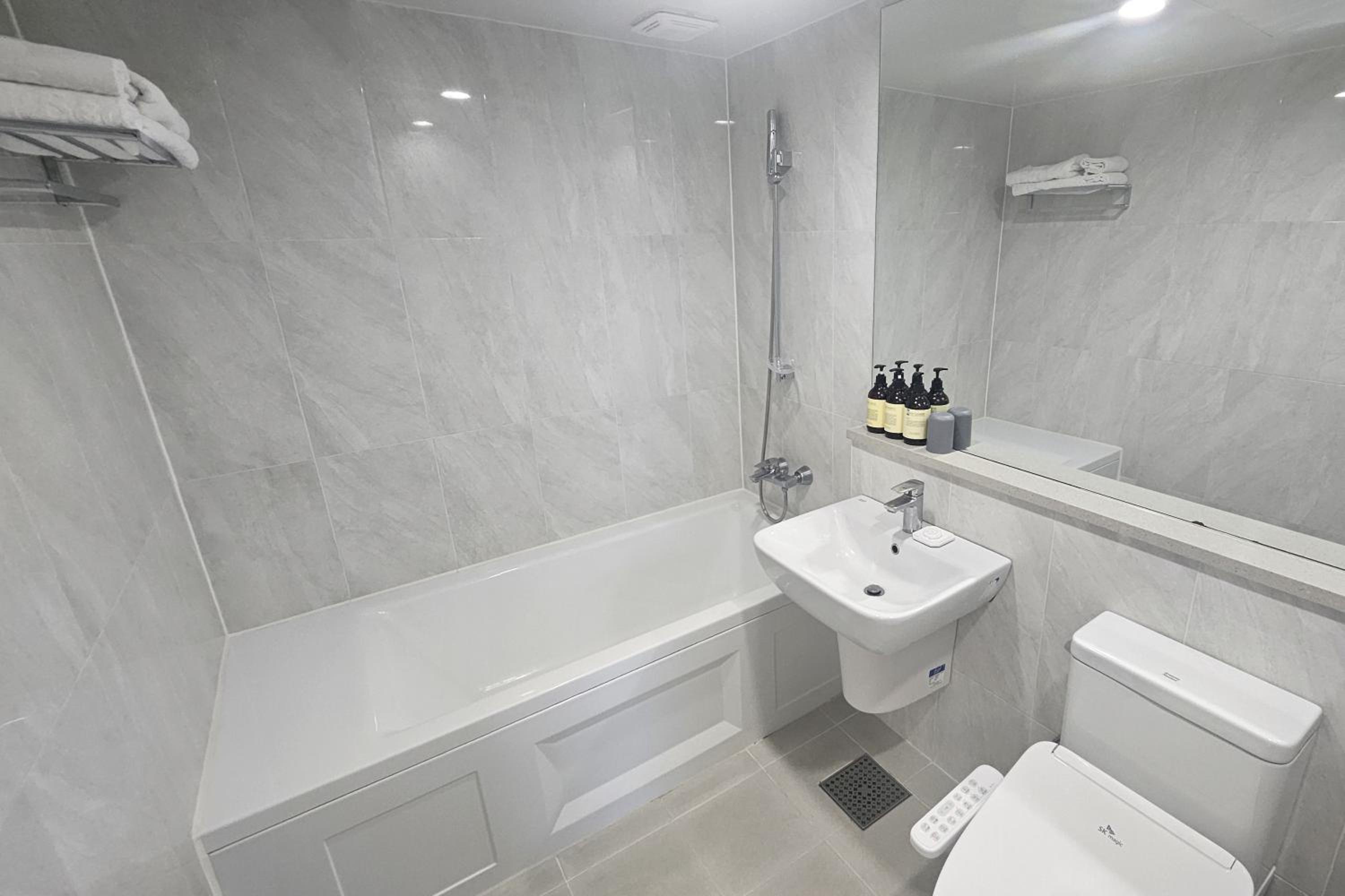 Quadruple Room with Sea View - Photo 8