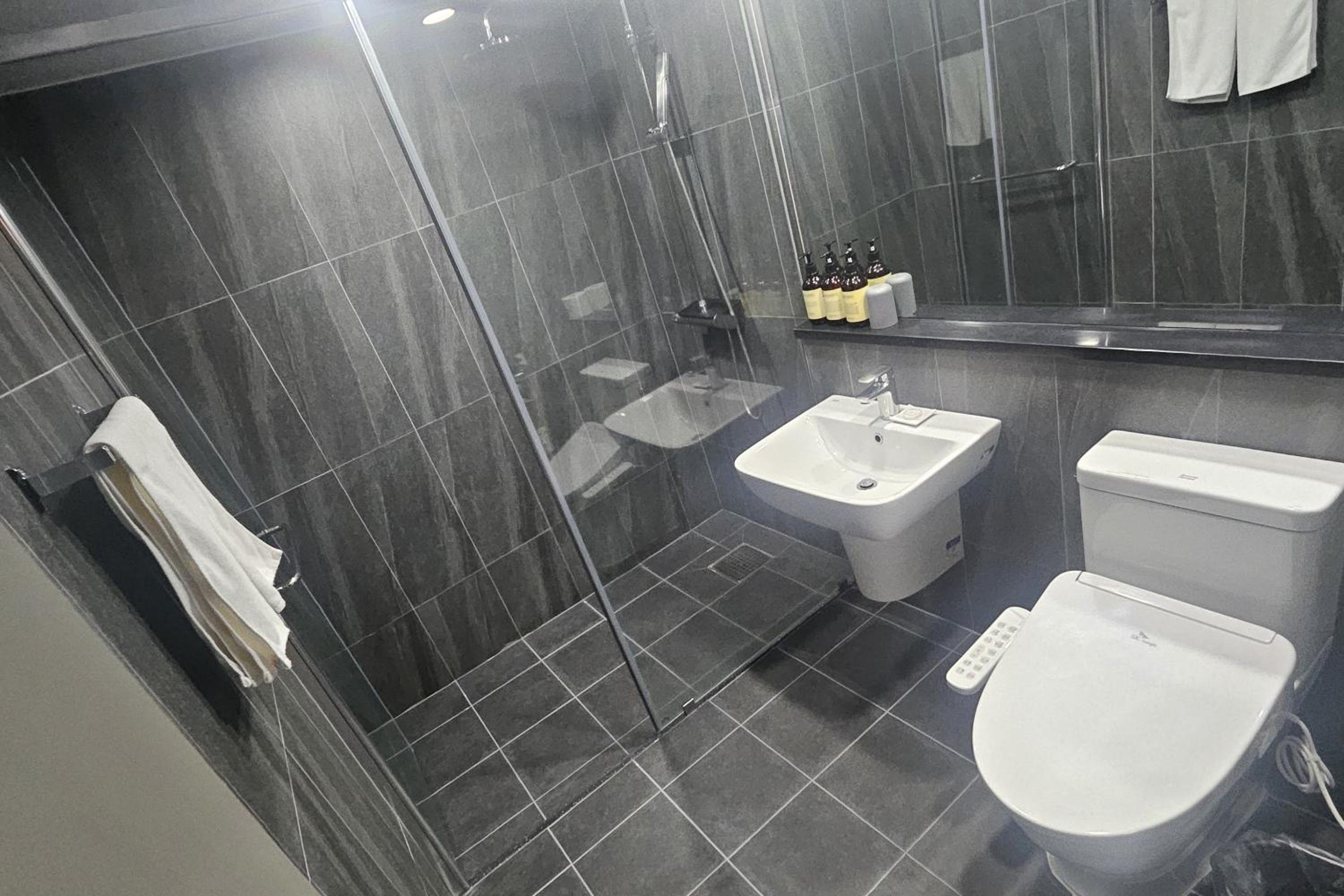 Quadruple Room with Sea View - Photo 10