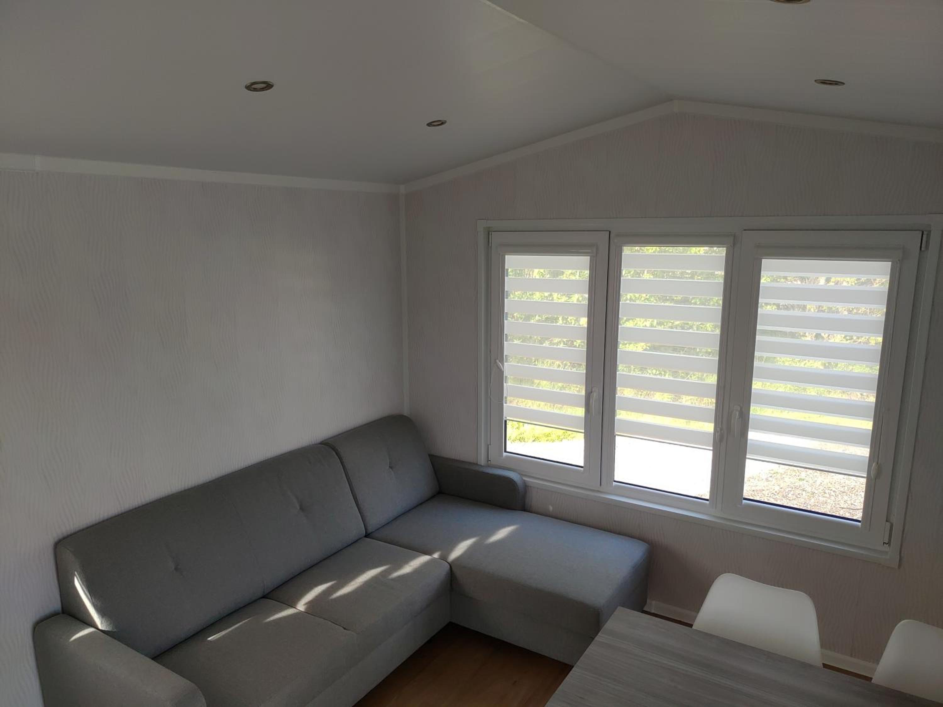 Mobile Home - Photo 3