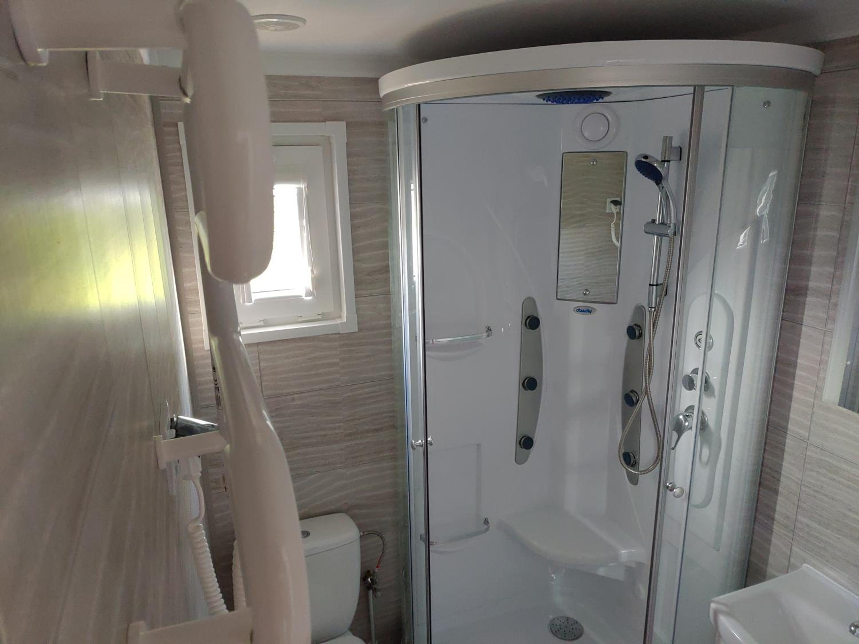 Mobile Home - Photo 4