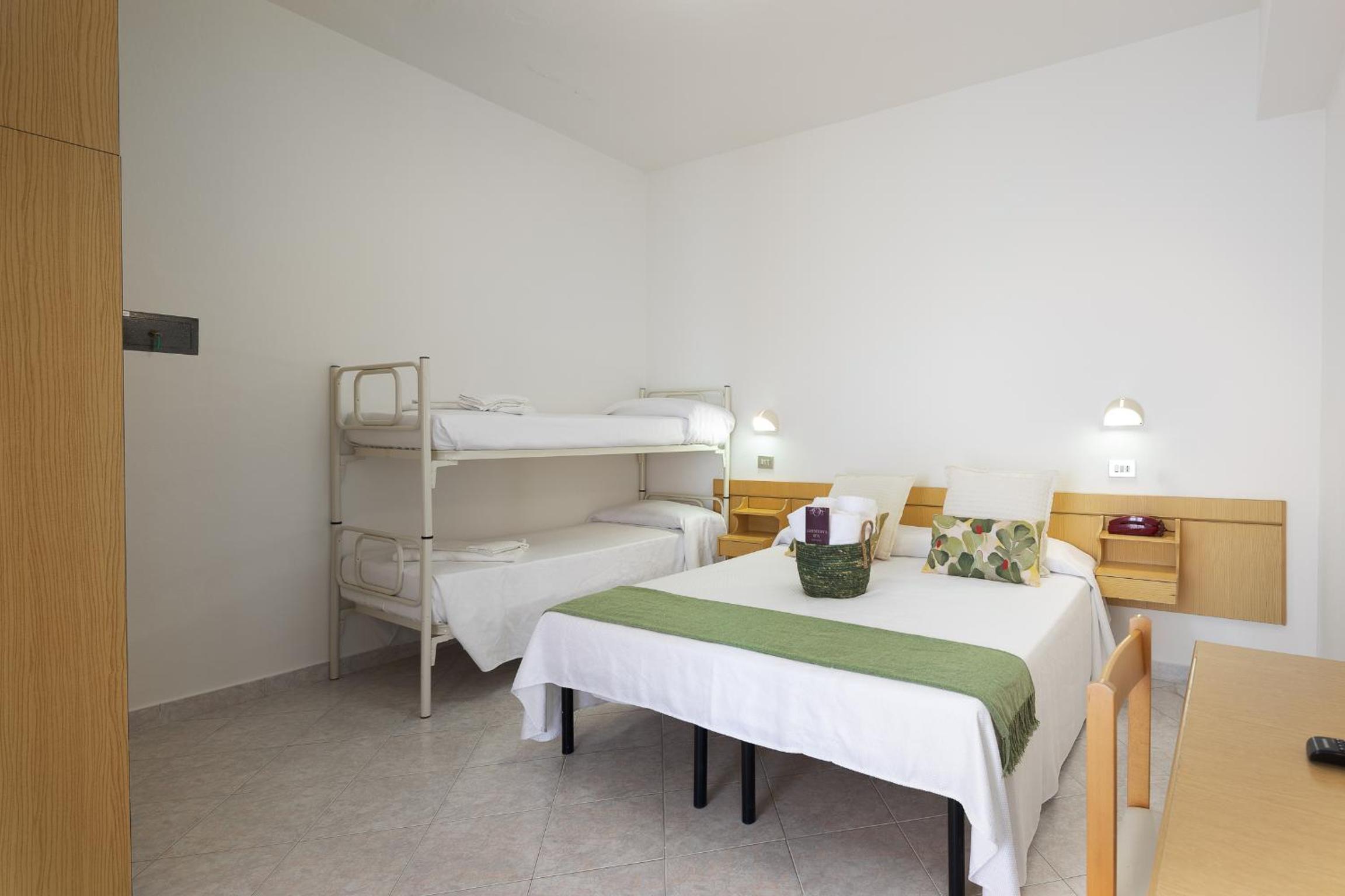 Classic Quadruple Room with Partial Sea View