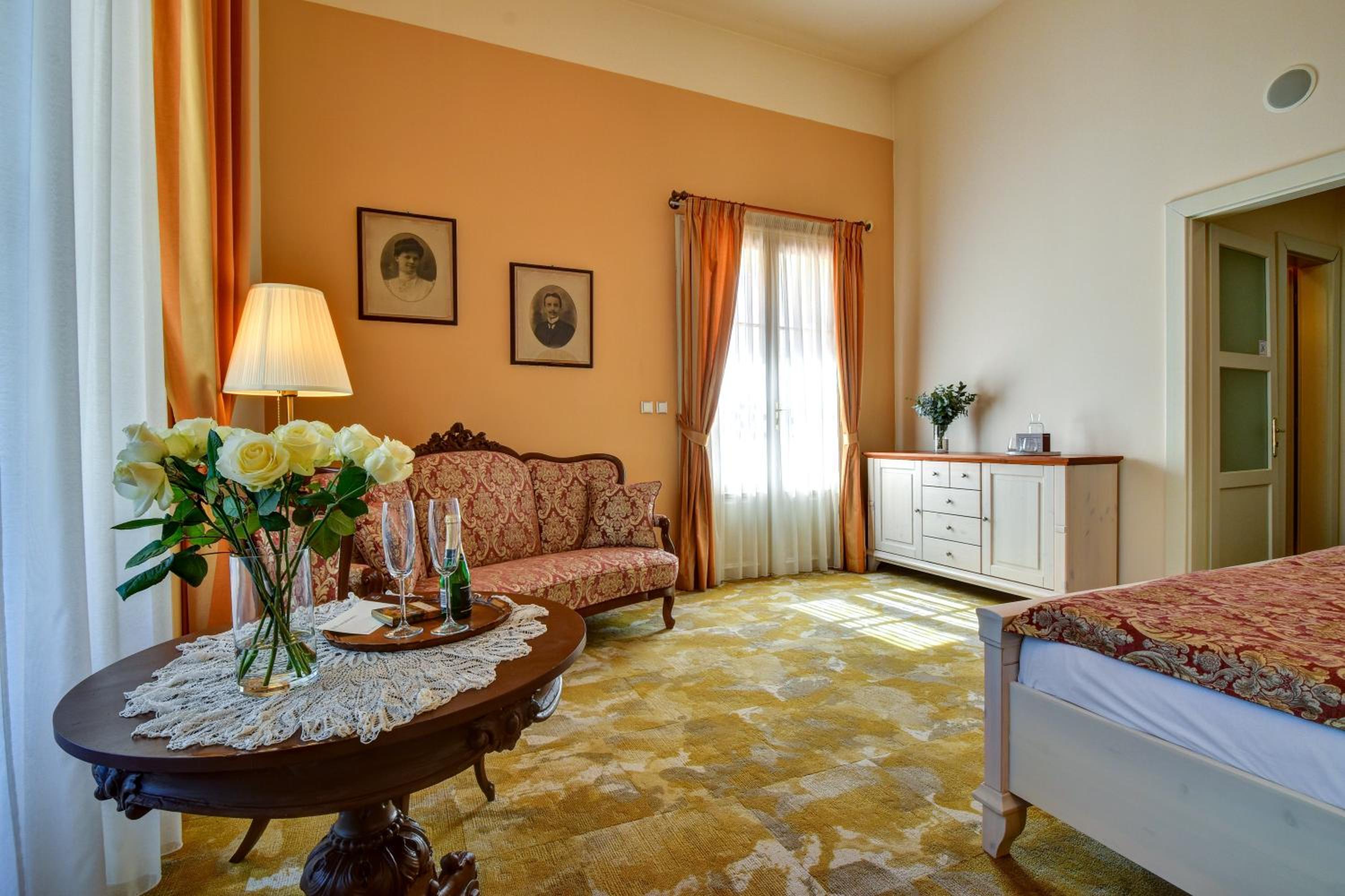 Deluxe Queen Suite photo 3