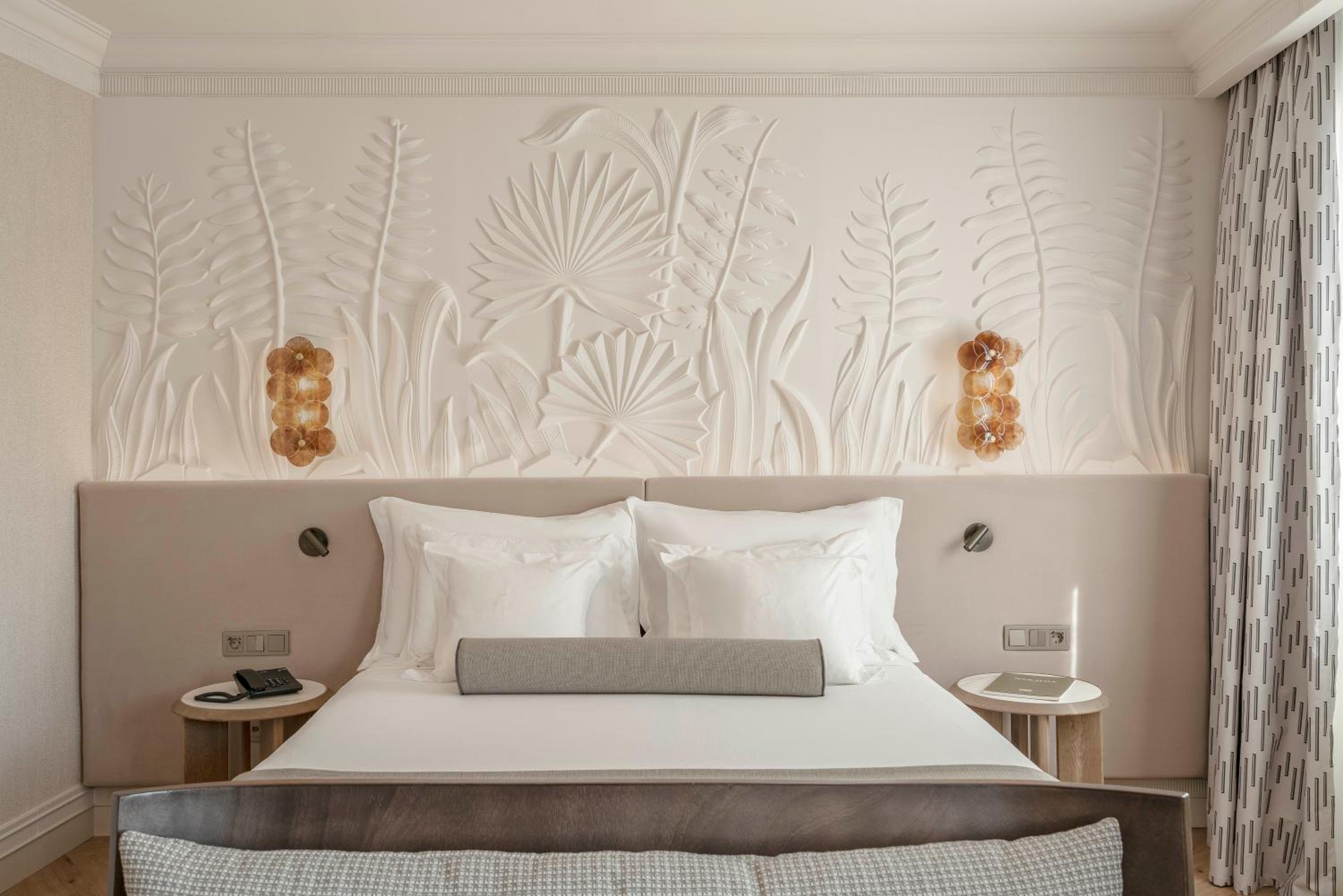 Grand Deluxe Room thumbnail 6