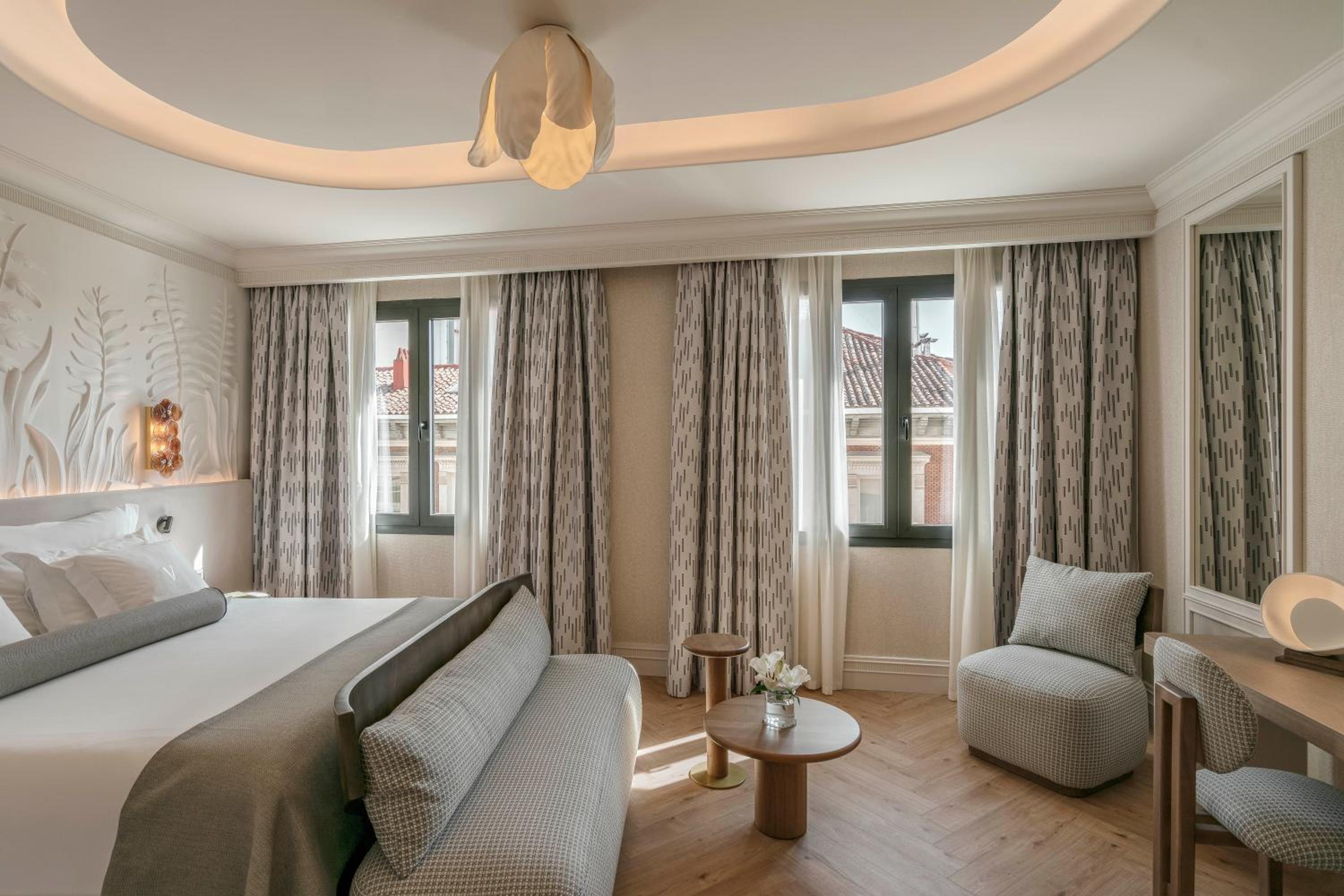 Grand Deluxe Room thumbnail 5