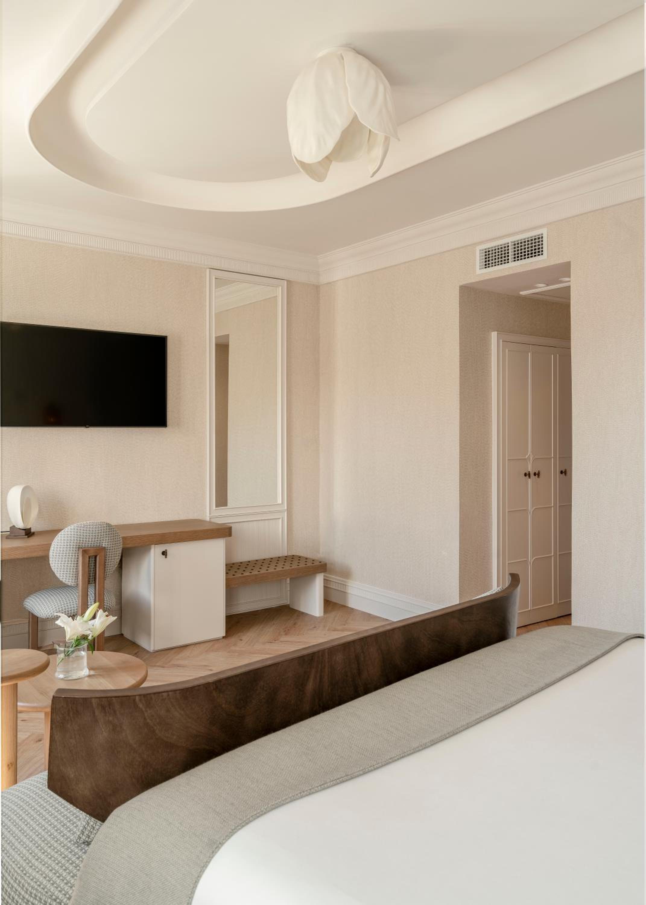 Grand Deluxe Room - Photo 8