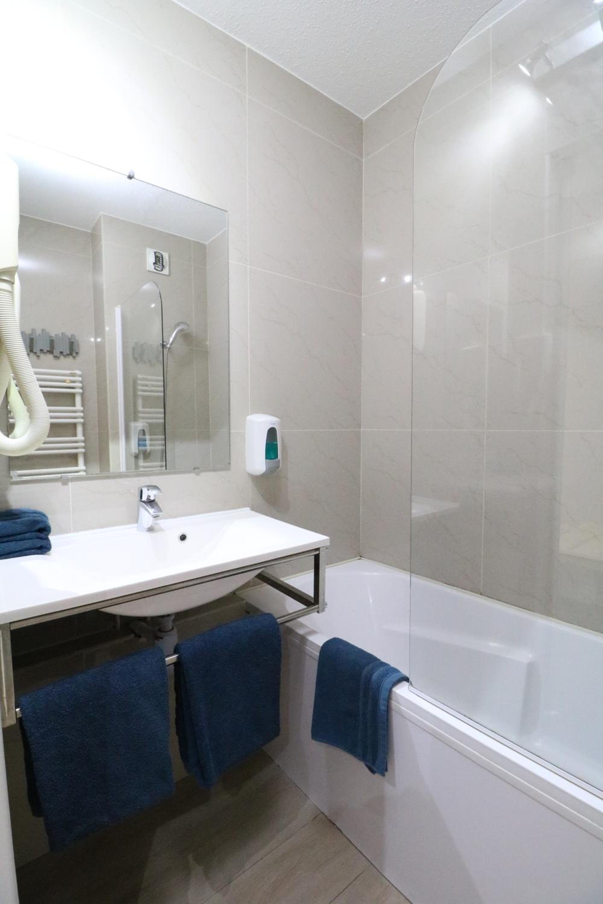 Double Room with Balcony - Photo 6