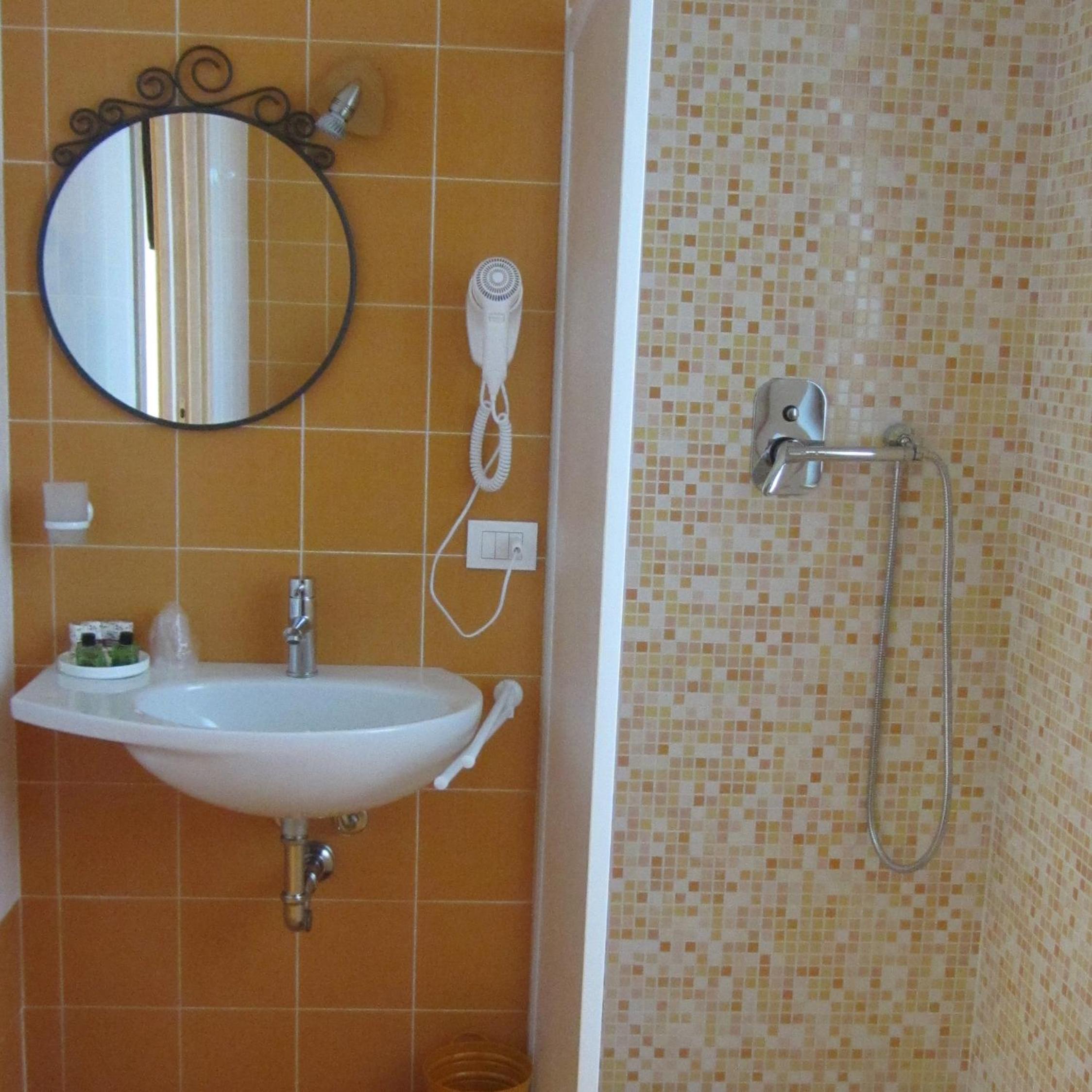 Double or Twin Room with Private Bathroom - Photo 4