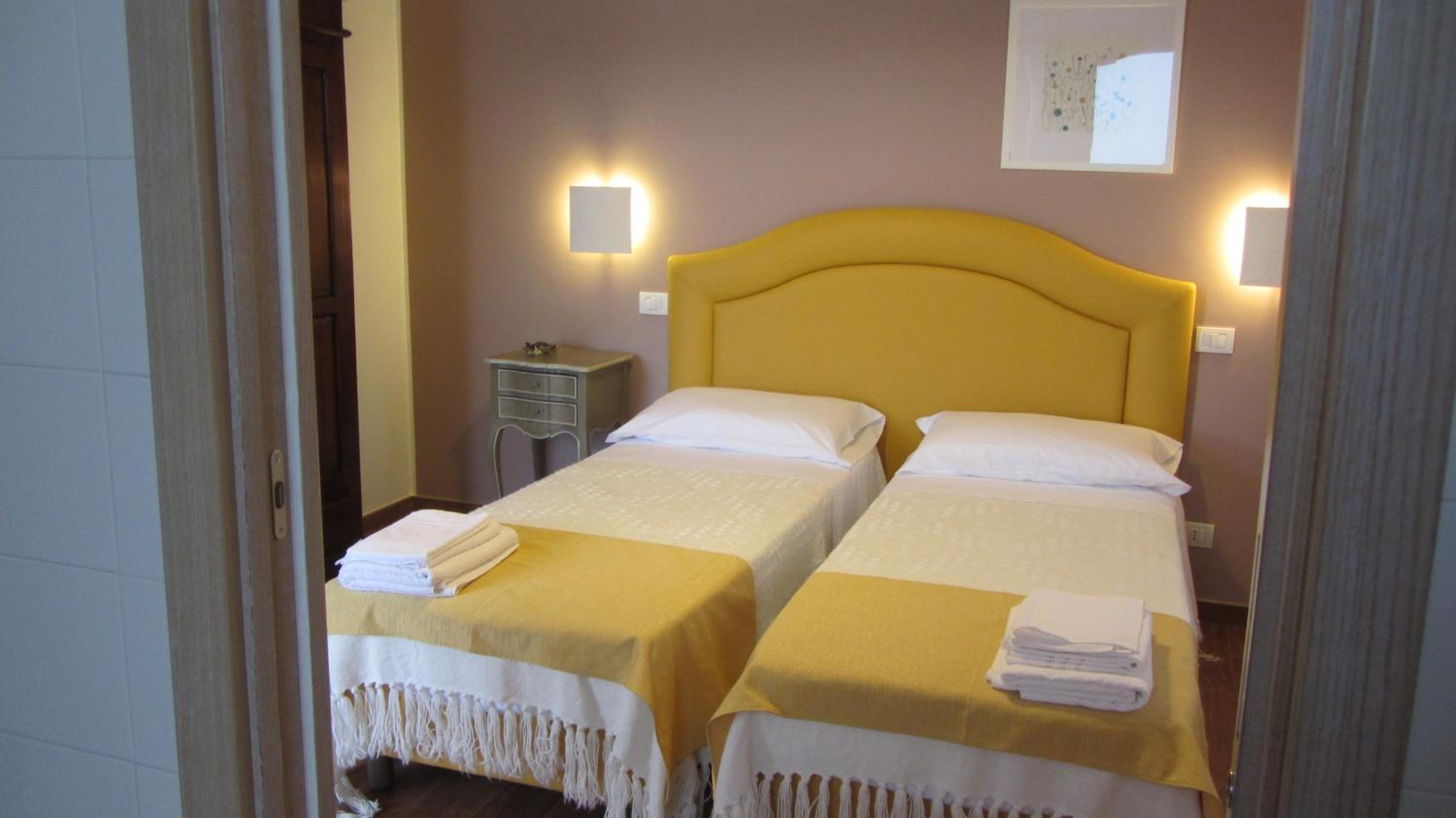 Double or Twin Room with Private Bathroom - Photo 1