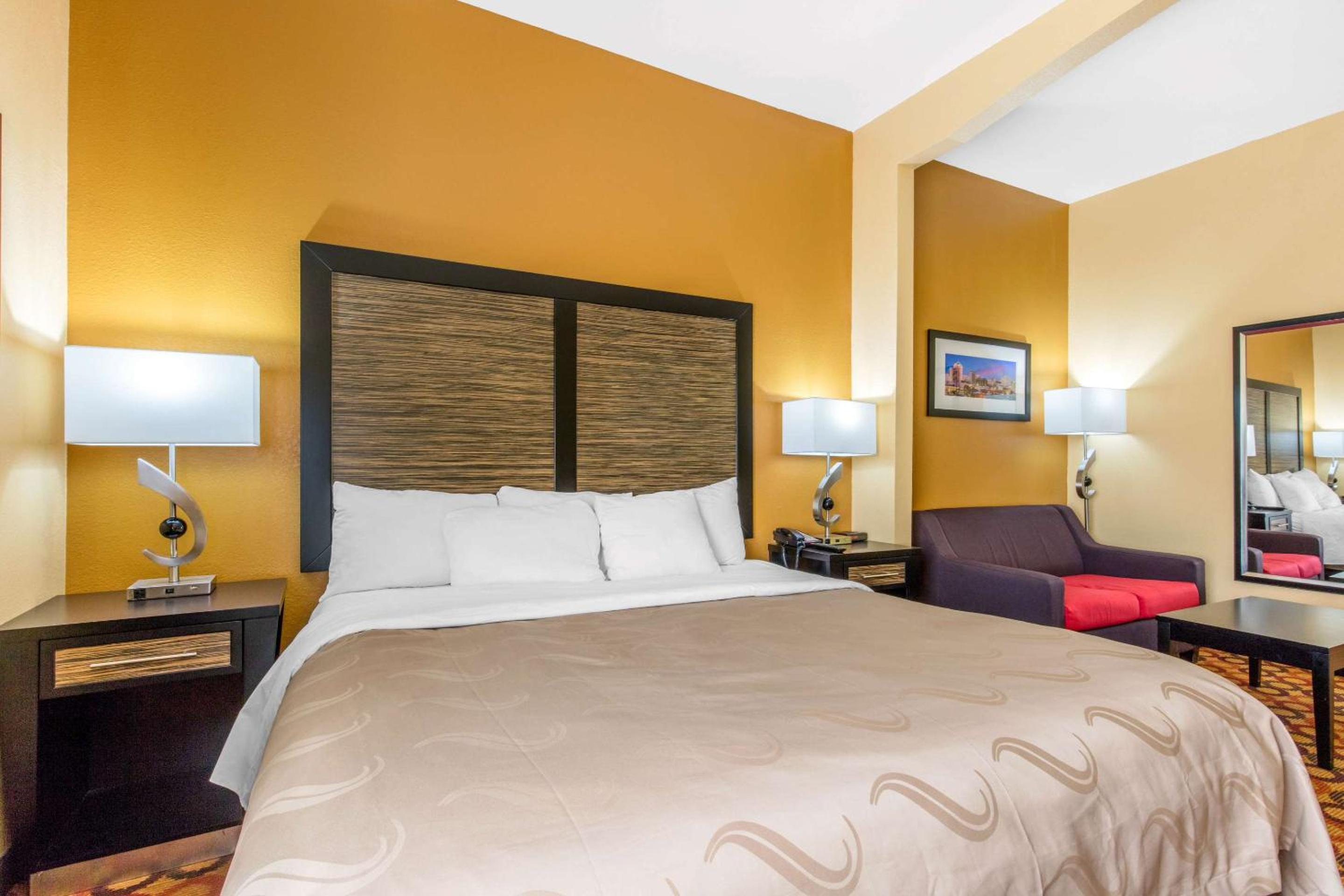 King Room - Non-Smoking - Photo 3