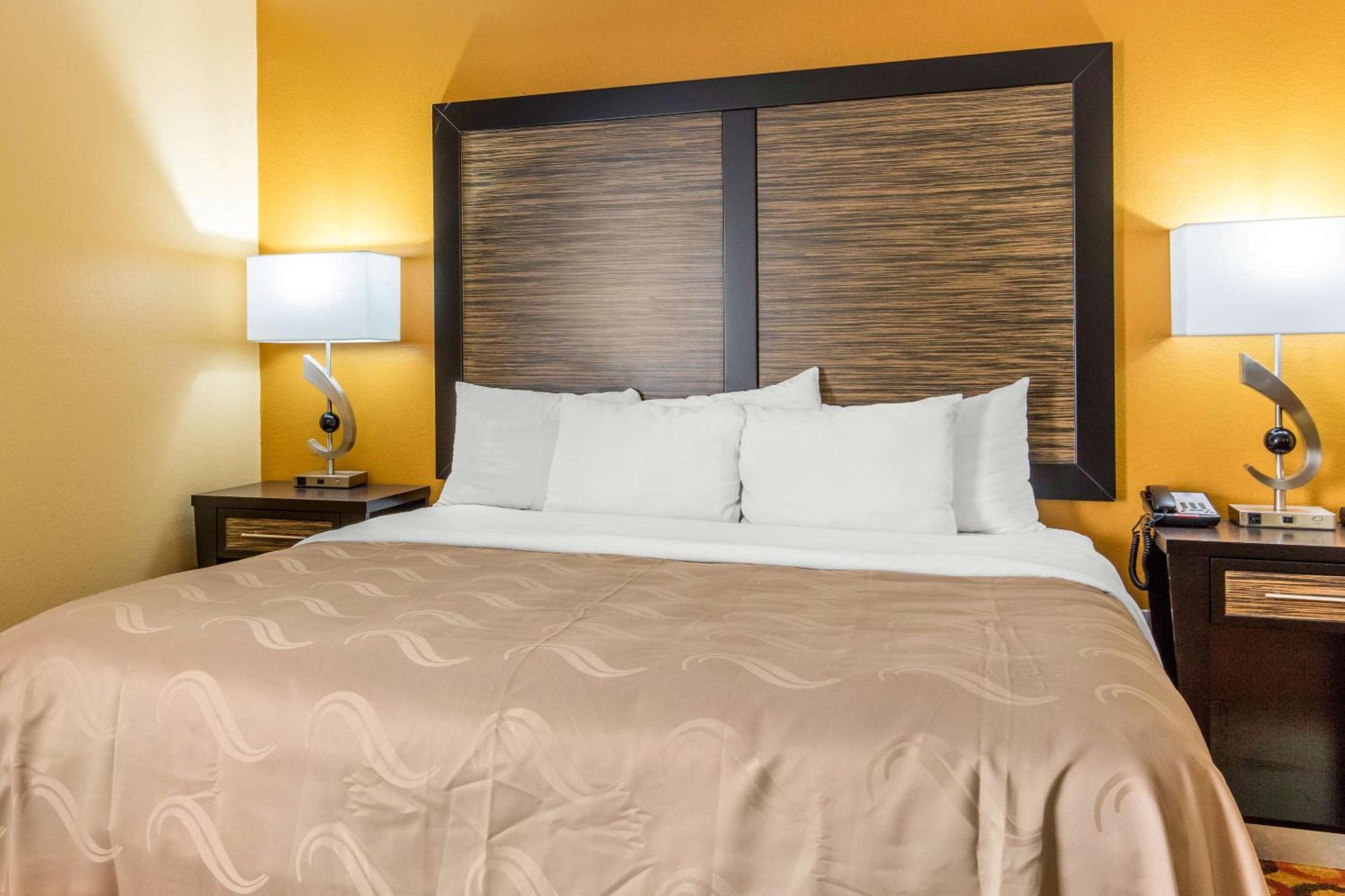 King Room with Mobility and Hearing Accessible - Non-Smoking - Photo 1