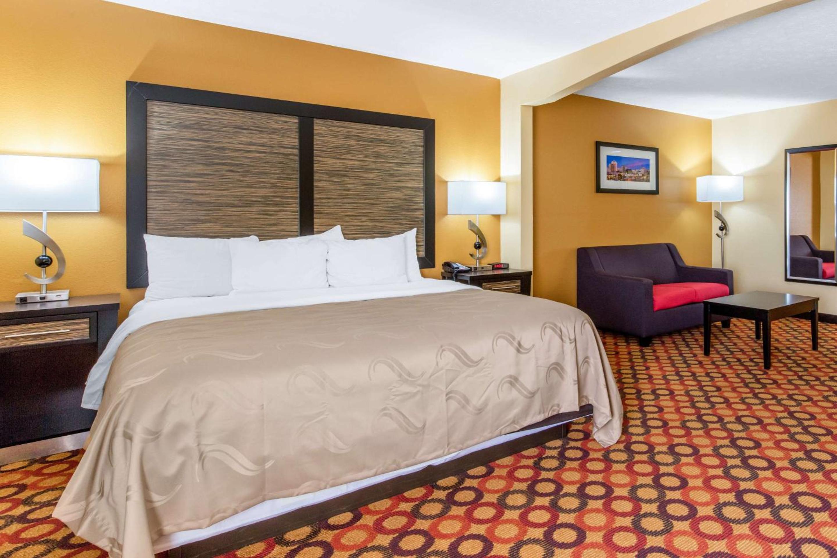 King Room with Mobility and Hearing Accessible - Non-Smoking - Photo 3