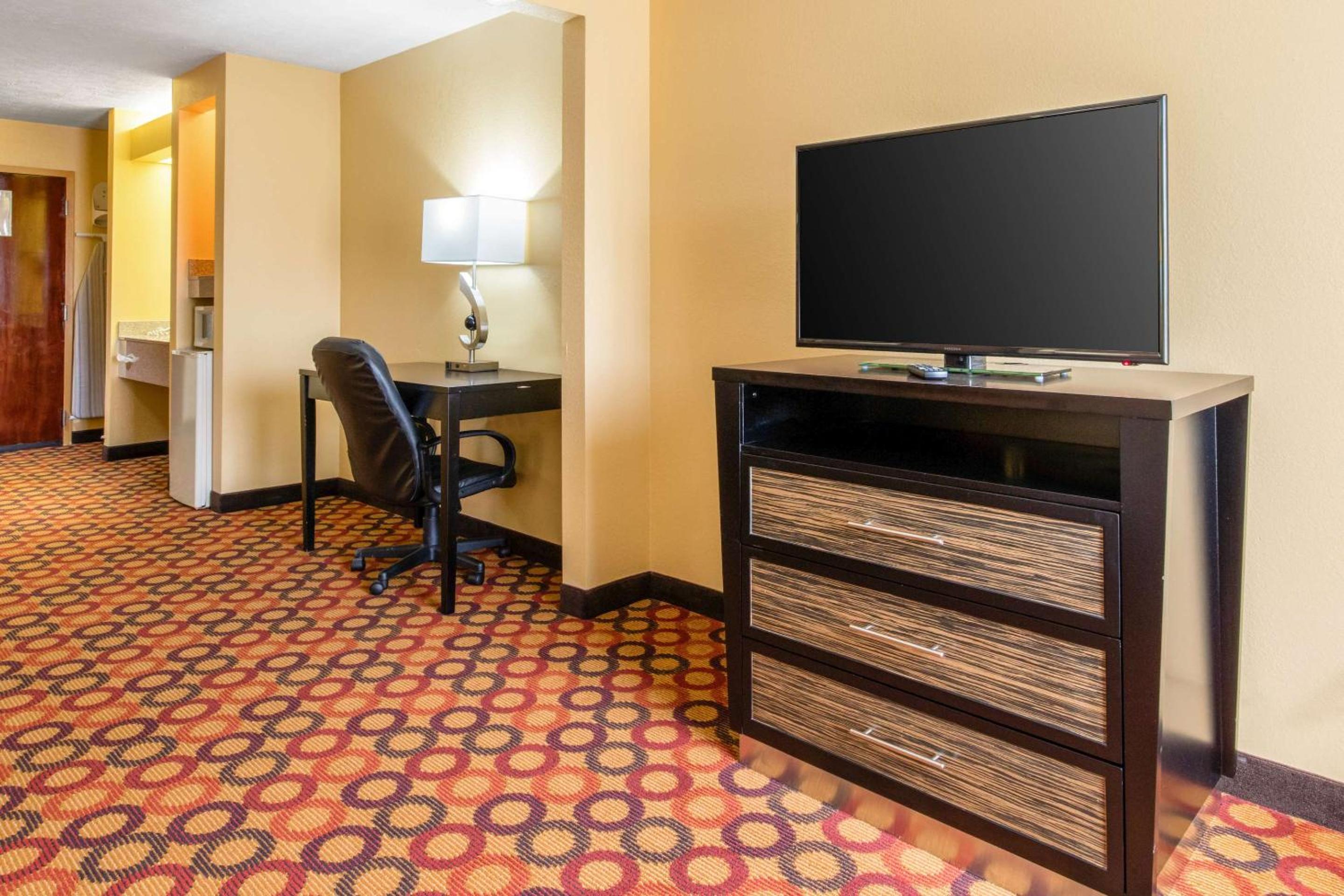 King Room with Mobility and Hearing Accessible - Non-Smoking - Photo 4