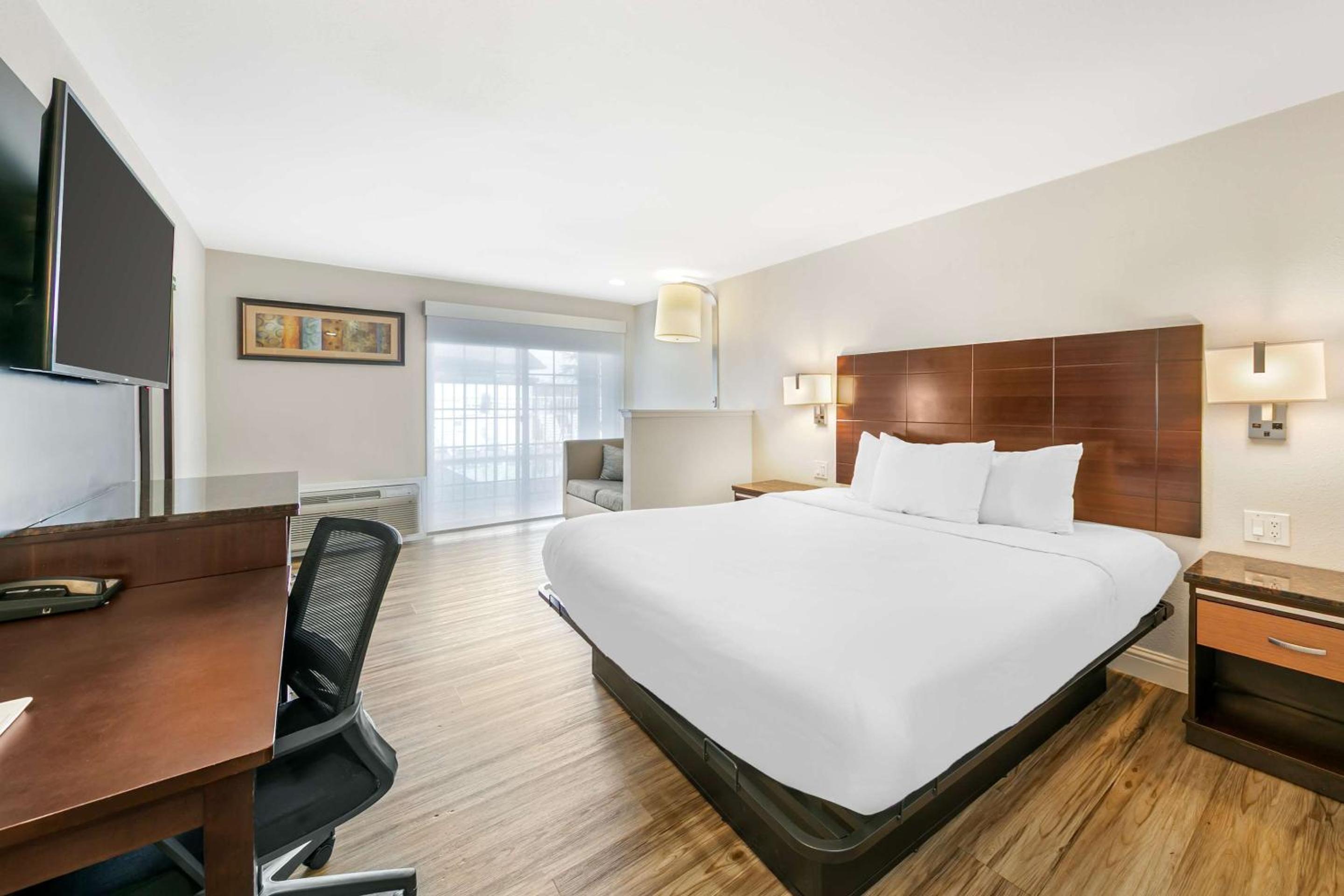 Accessible King Room - Non-Smoking - Photo 2