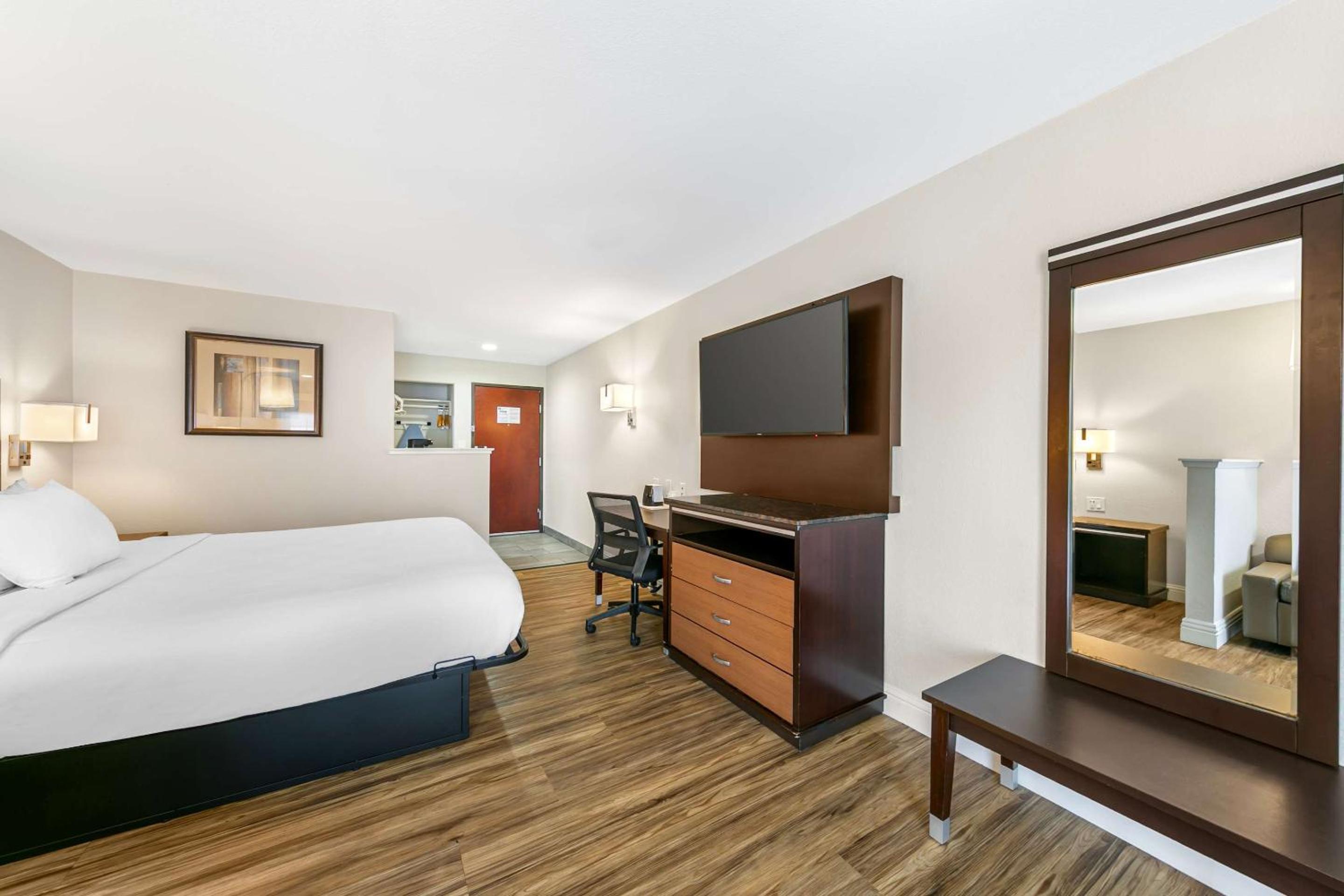 Accessible King Room - Non-Smoking - Photo 3