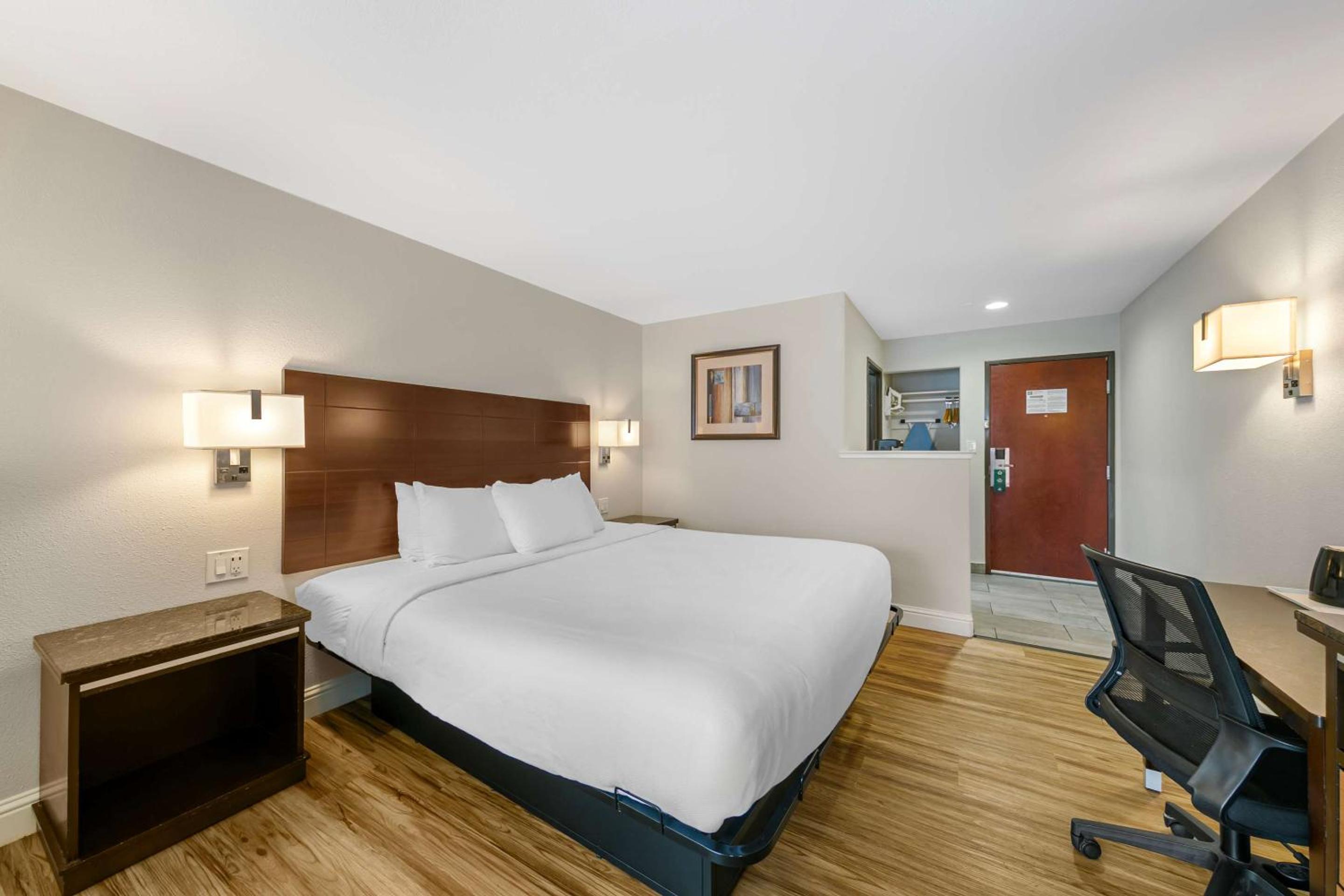 Accessible King Room - Non-Smoking - Photo 1