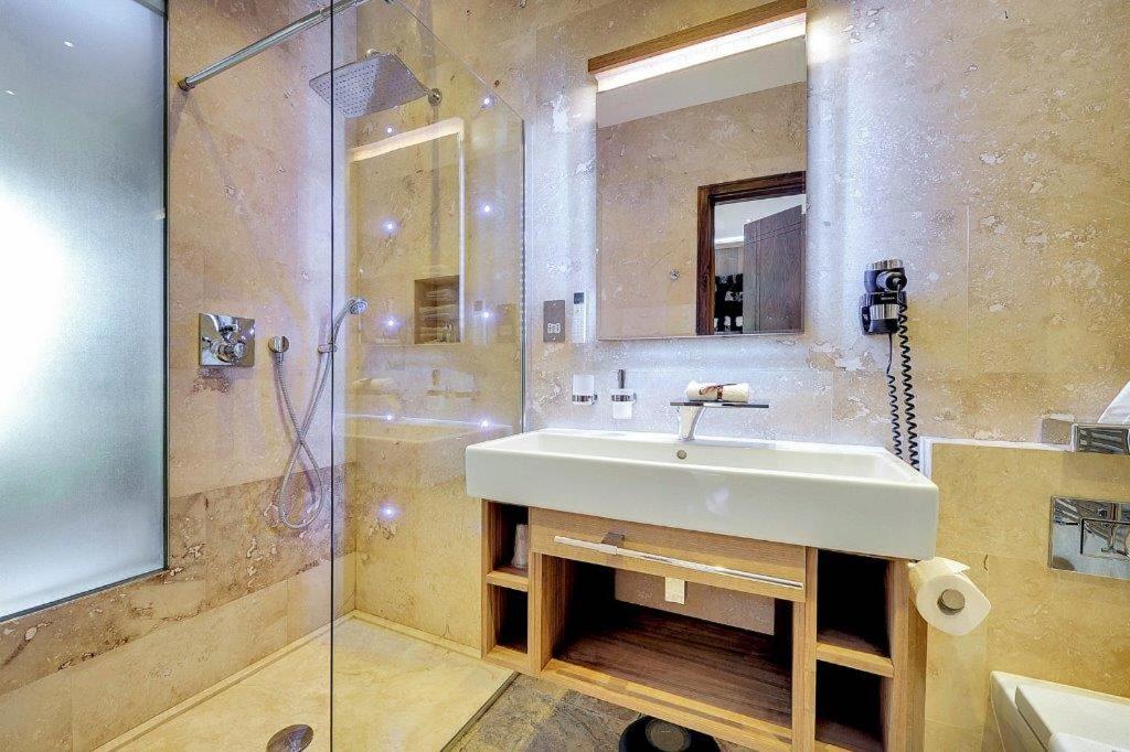 Double Room with Spa Bath - Photo 3
