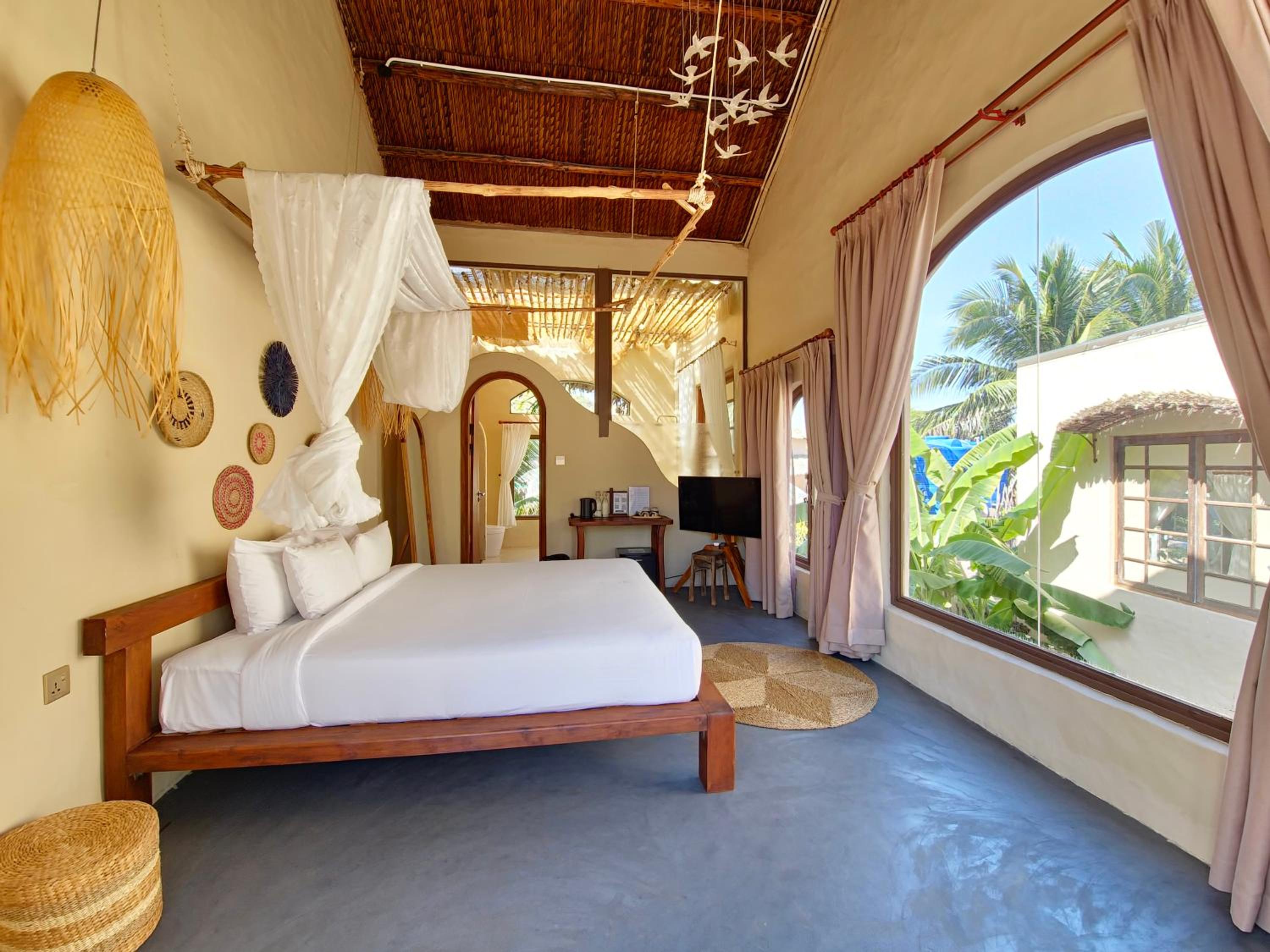 King Room with Pool View - Photo 3