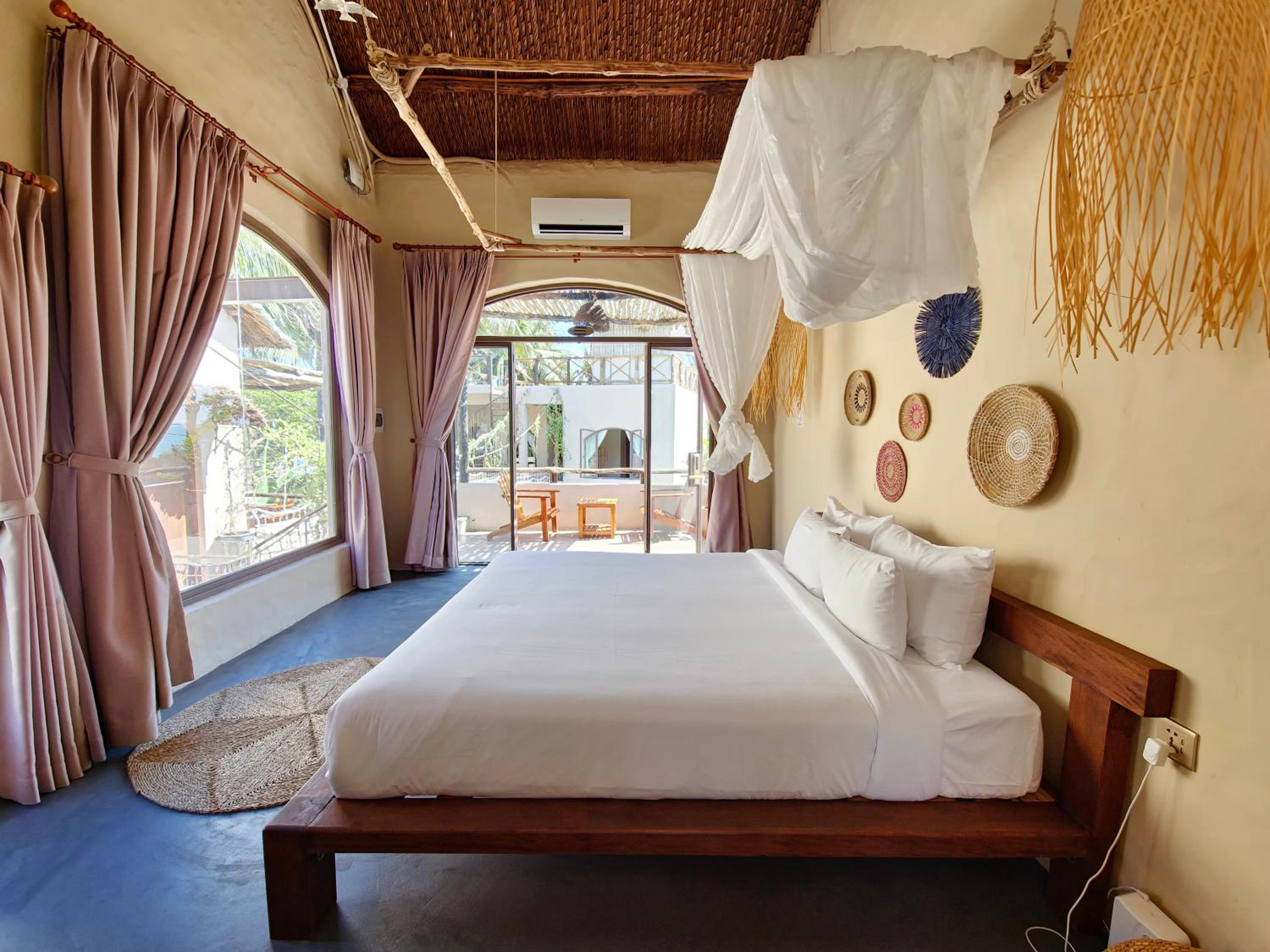 King Room with Pool View - Photo 2
