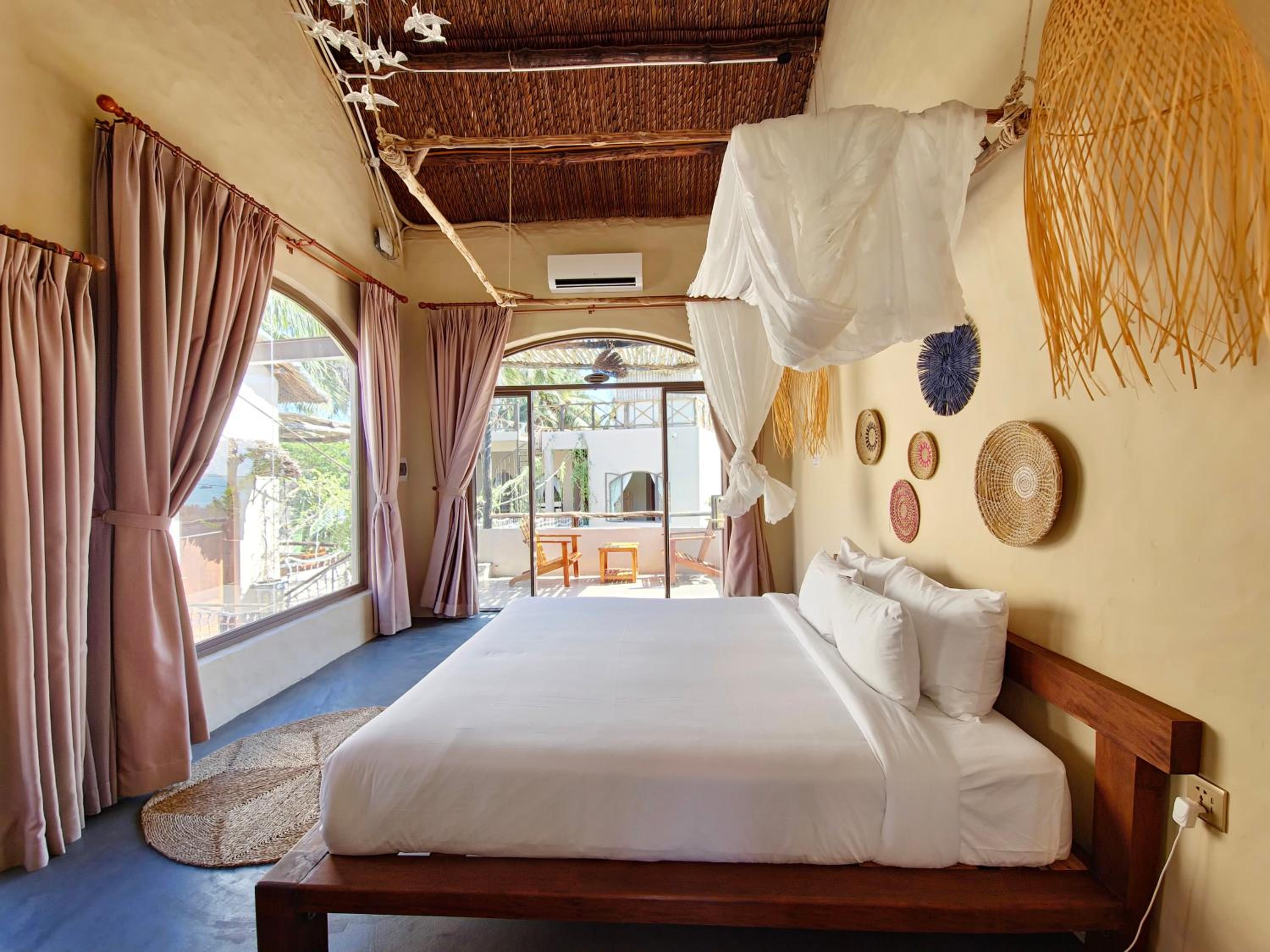 King Room with Pool View - Photo 5