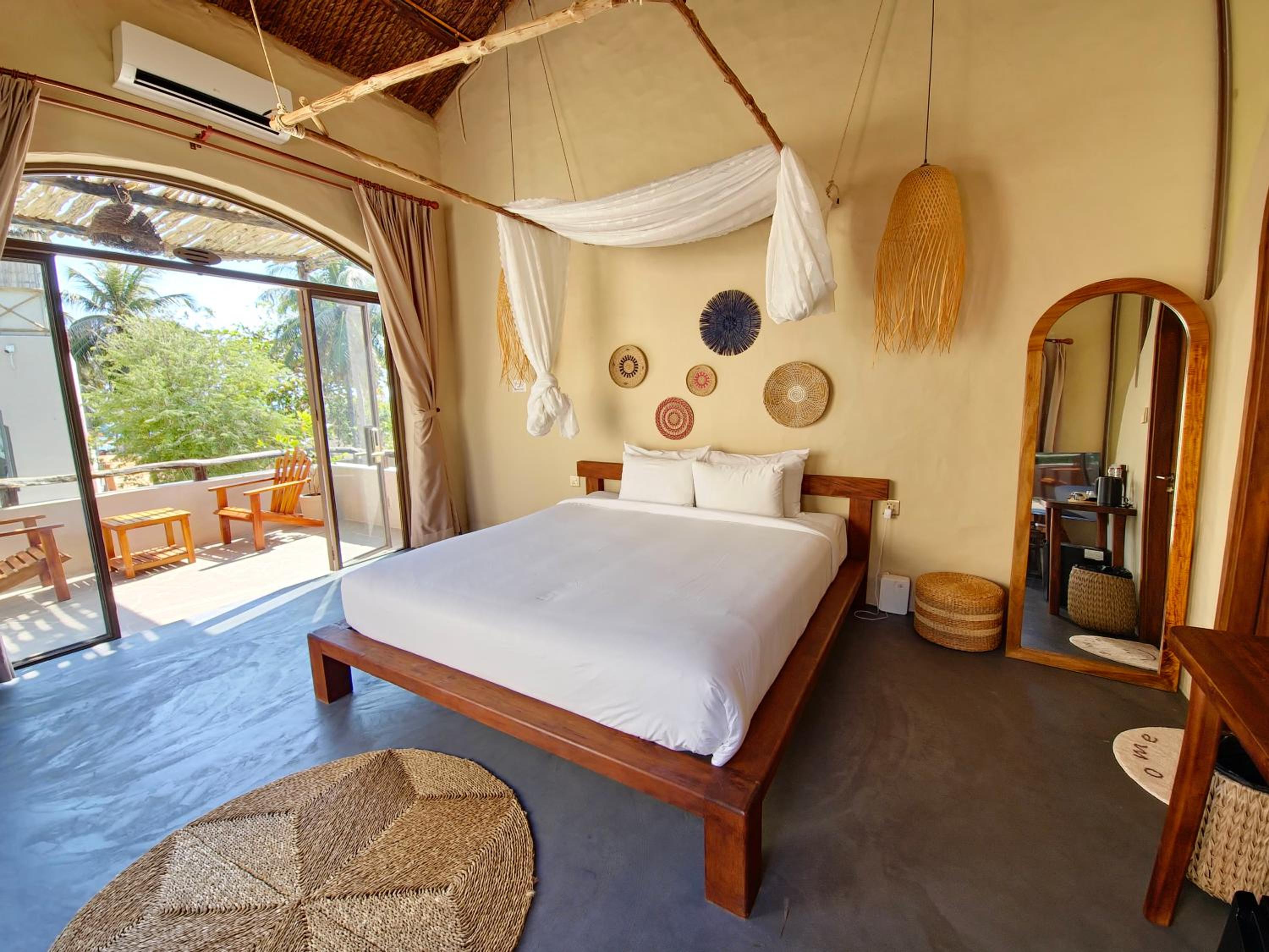 King Room with Pool View - Photo 6