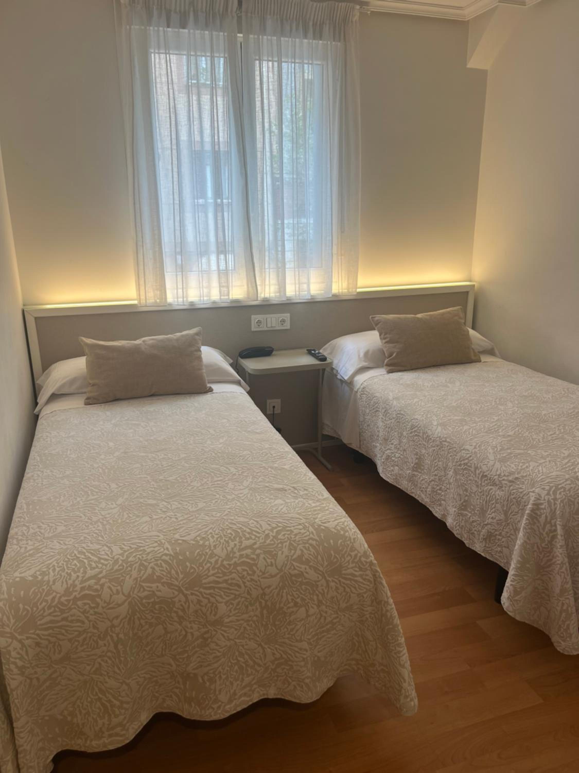 Twin Room - Photo 2