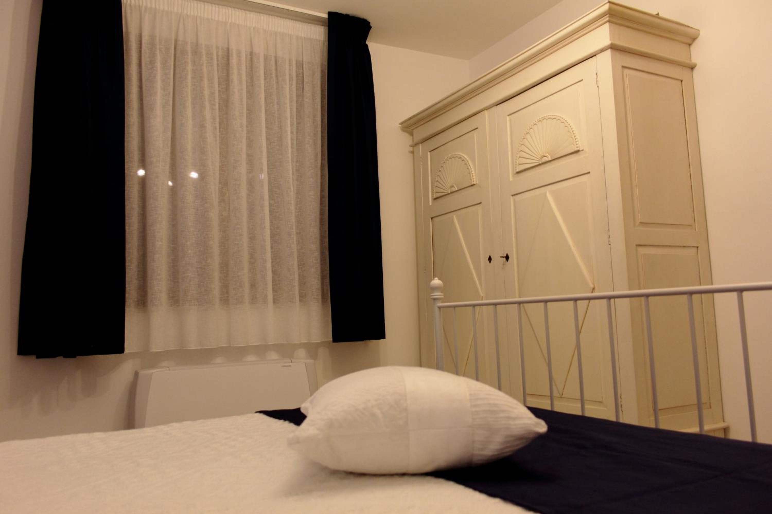 Deluxe Room (2 Adults + 1 Child) - Photo 3