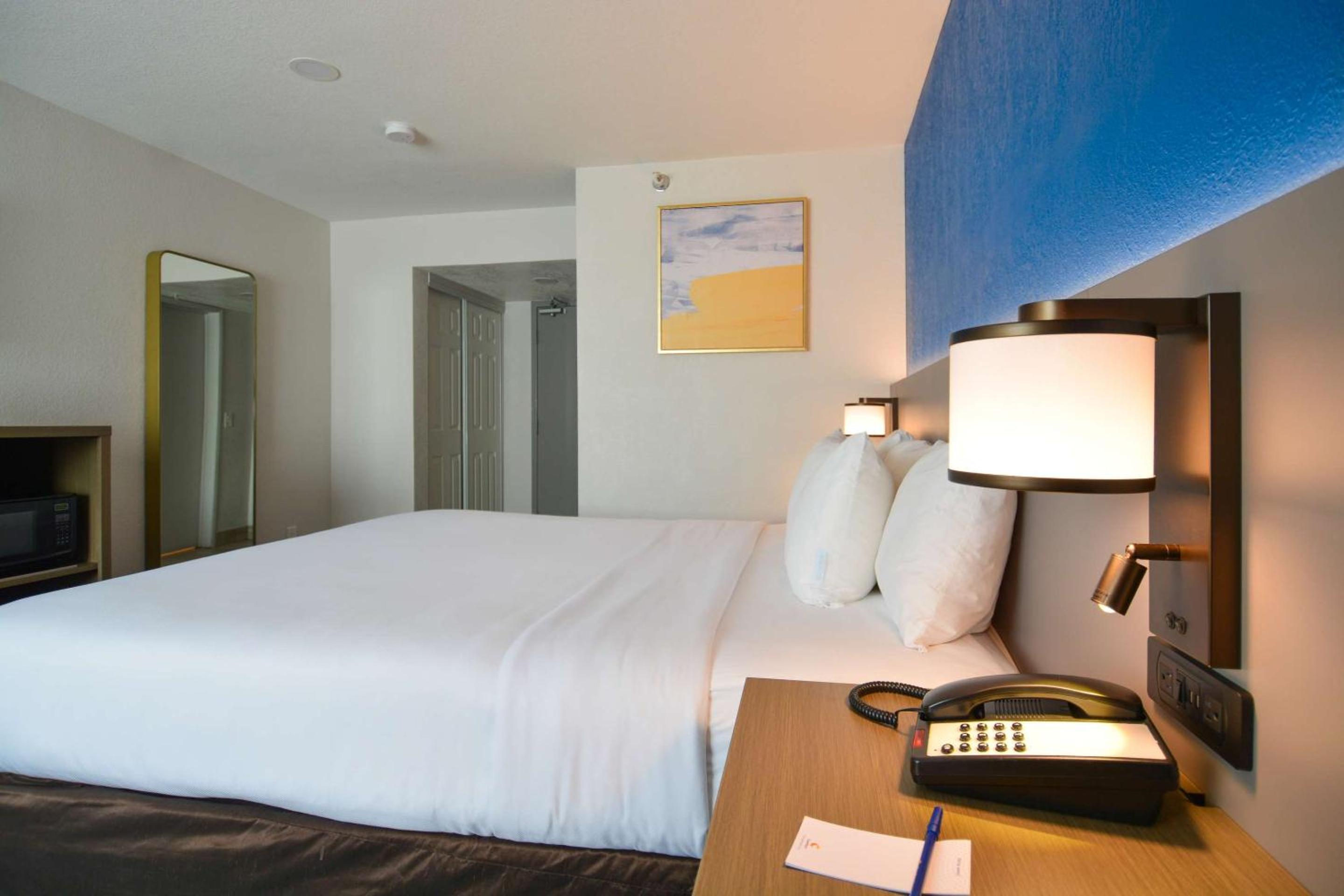 King Room with Roll-In Shower - Disability Access