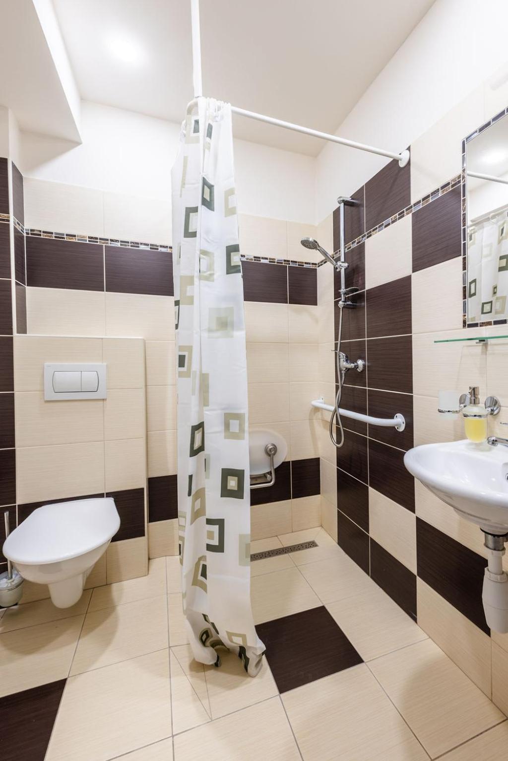 King Room with Roll-In Shower - Disability Access photo 2
