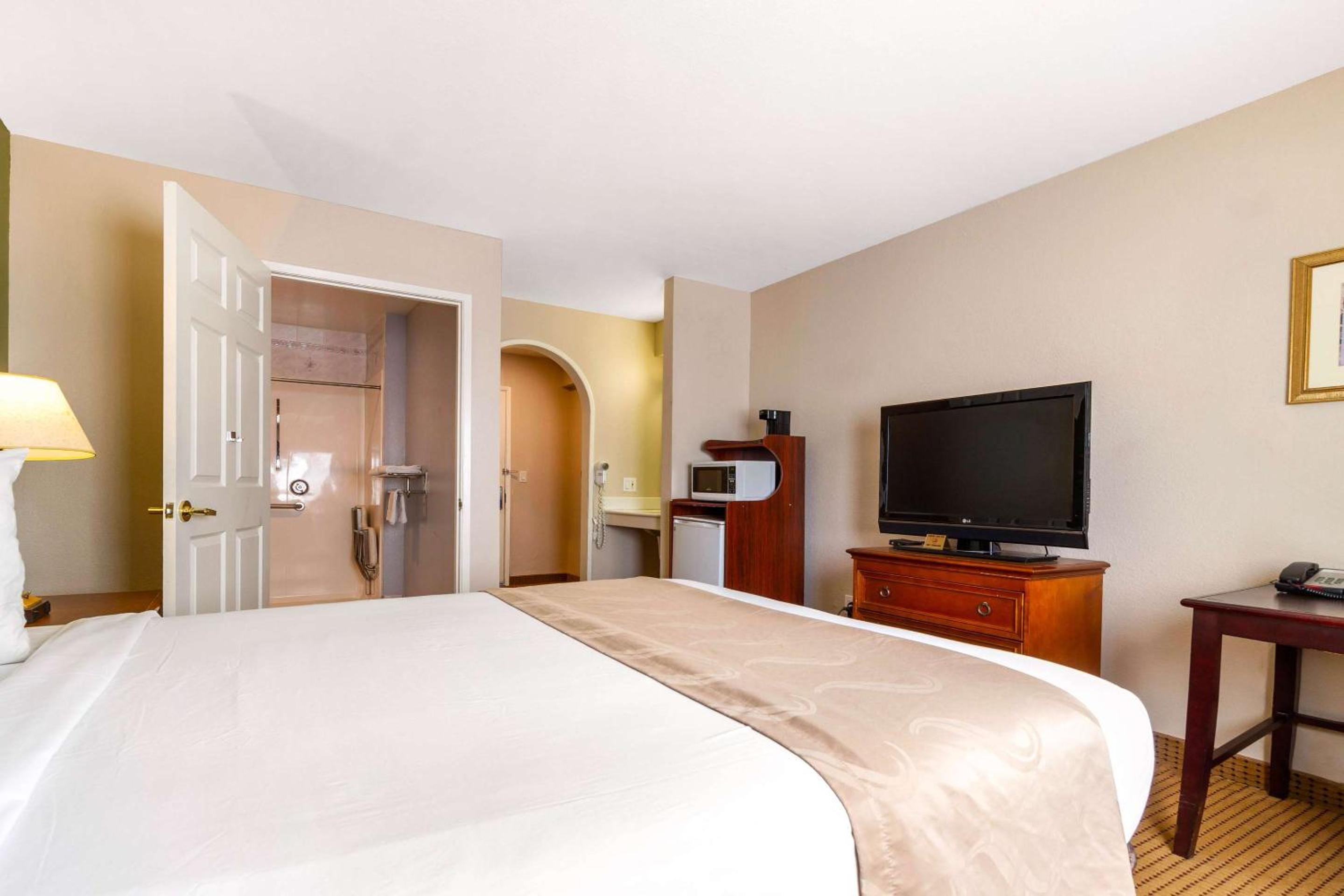 Queen Room - Accessible/Non-Smoking photo 3