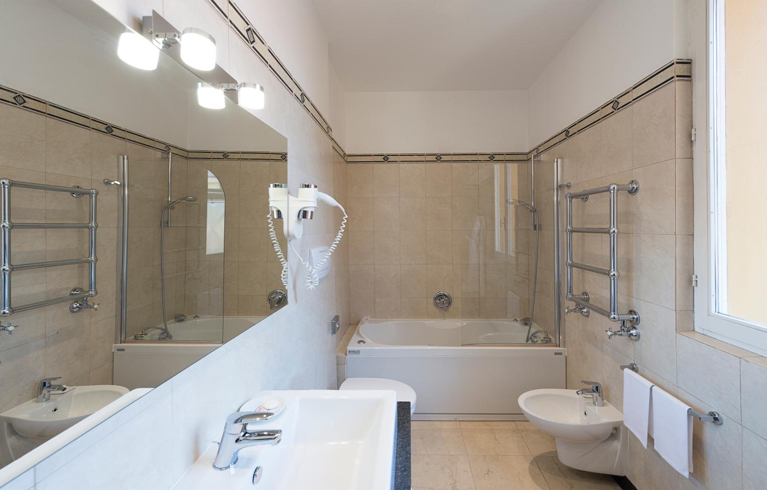 Deluxe Double Room - Photo 12