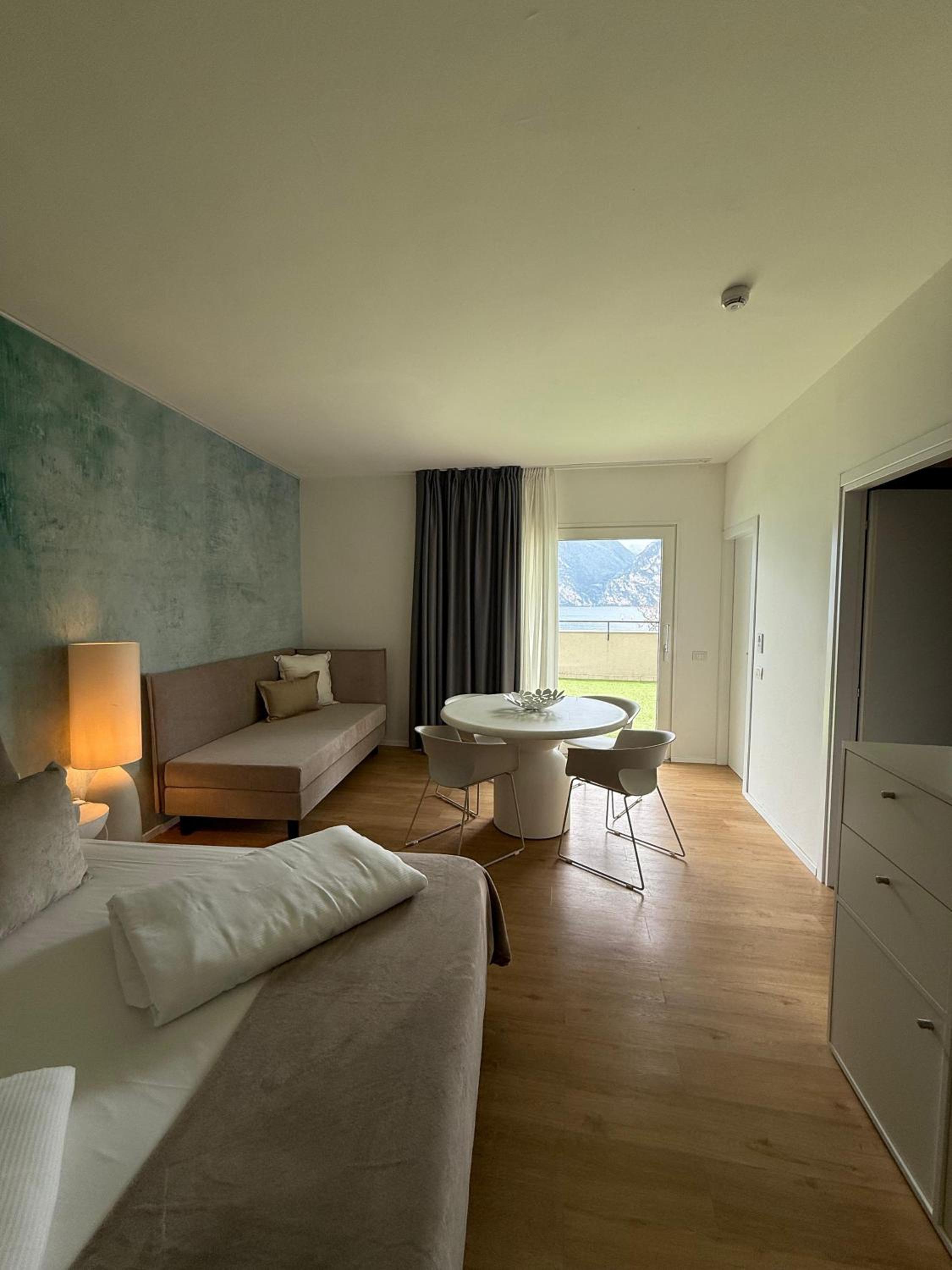 Suite with Lake View - Photo 2