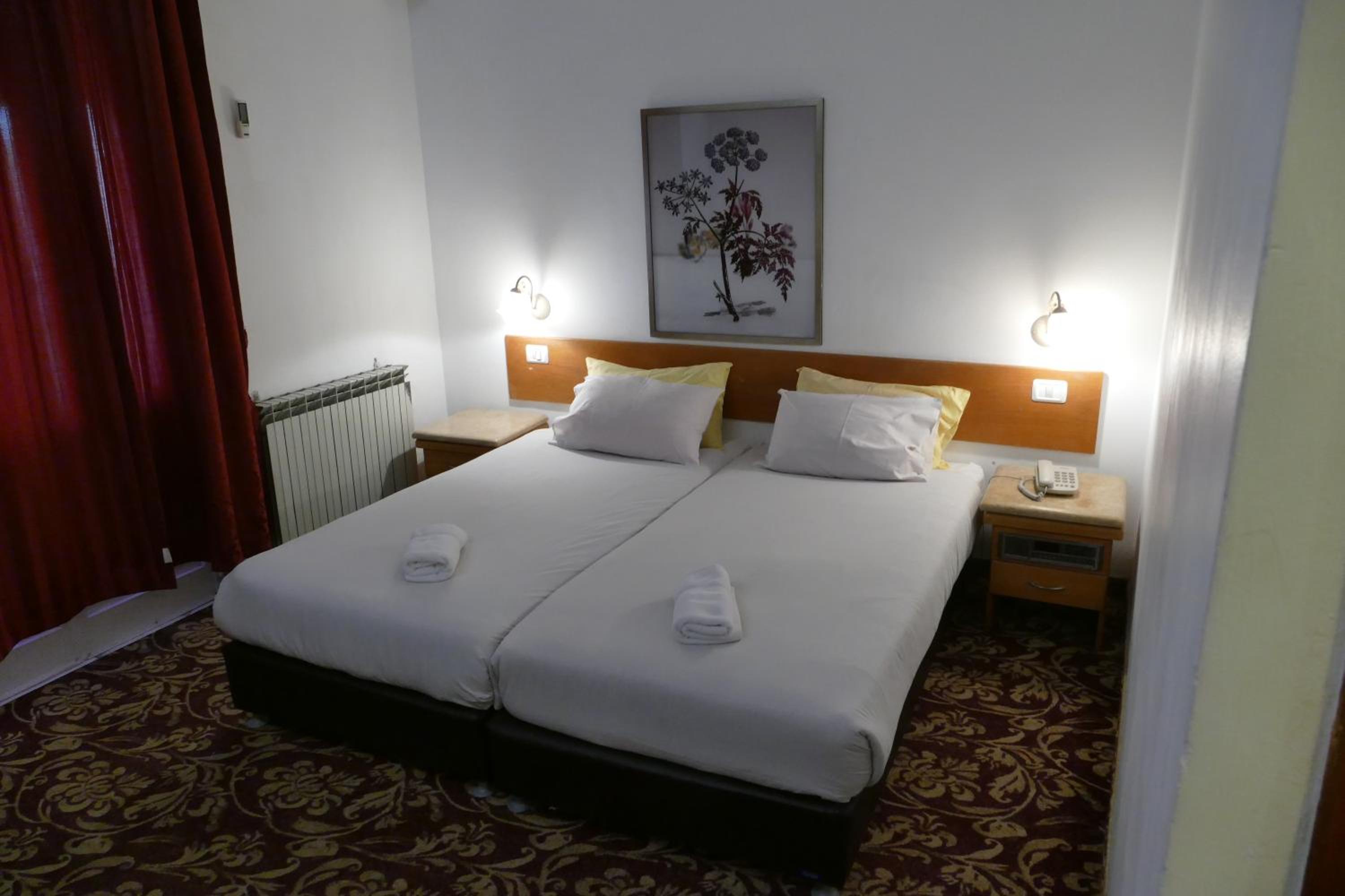 Standard Twin Room - Photo 9