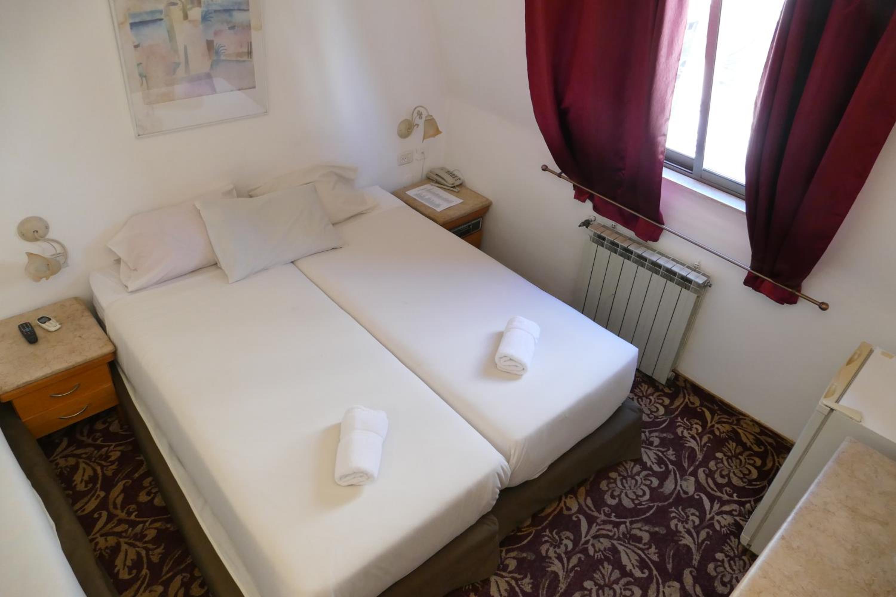 Standard Twin Room - Photo 6
