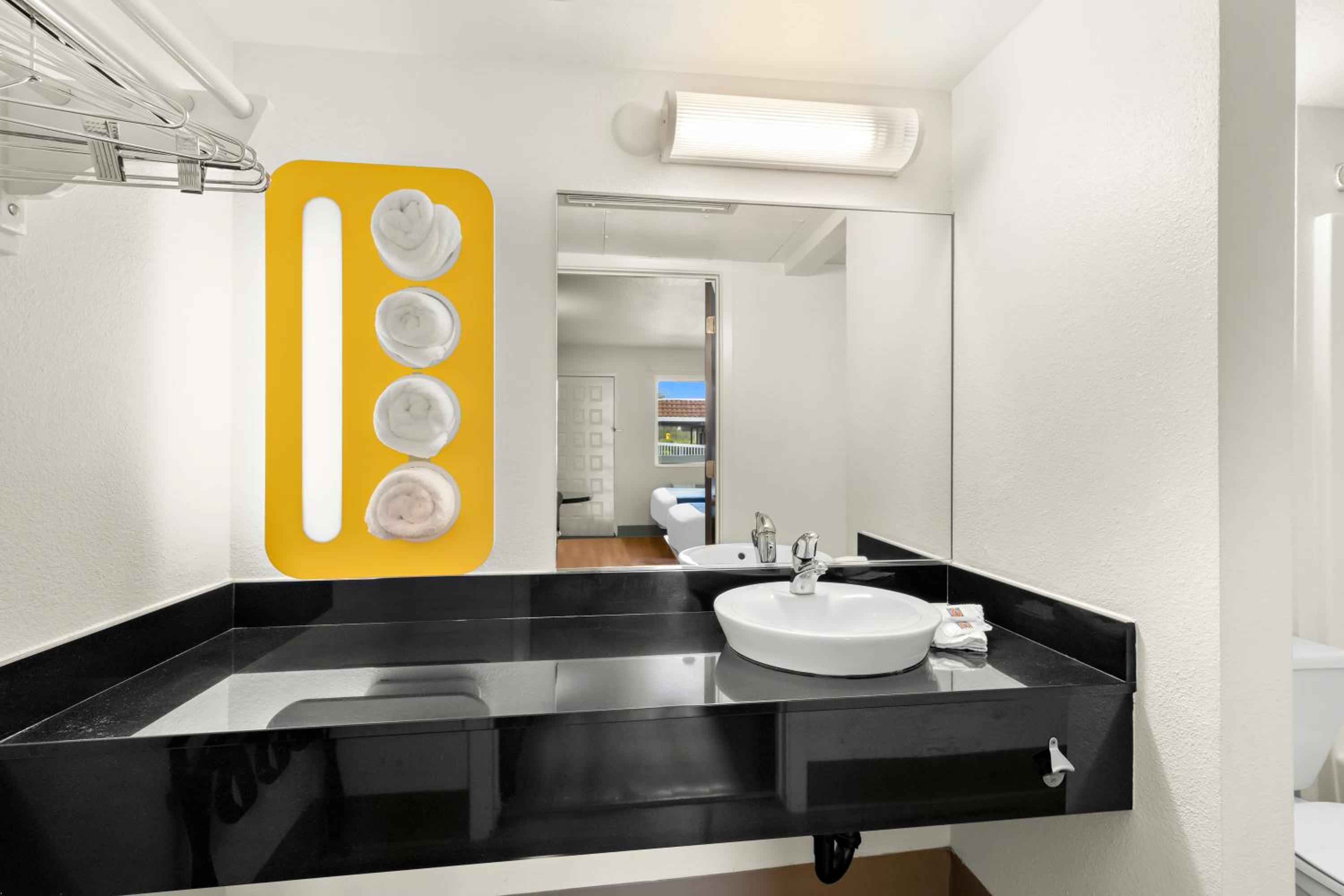 King Room with Roll-in Shower - Disability Access - Non-Smoking - Photo 5