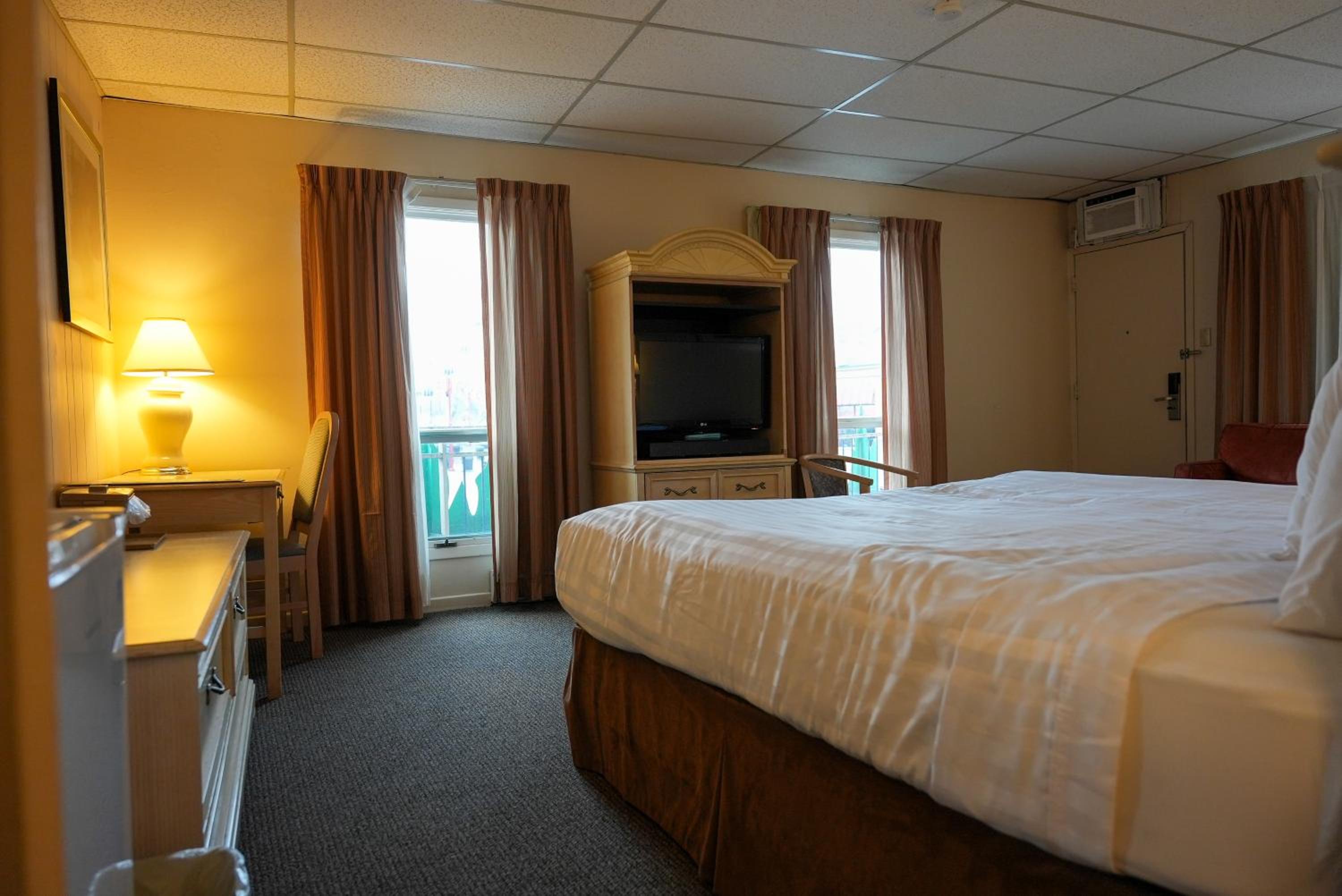 Two King Beds and Two Sofa Beds - Non-Smoking photo 3