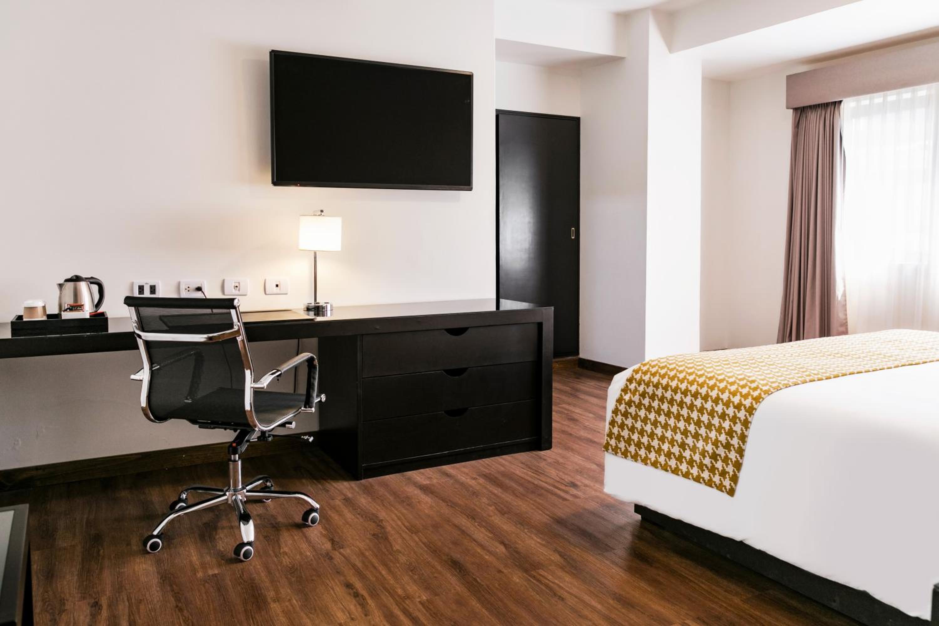 Junior King Suite - Non-Smoking - Photo 2