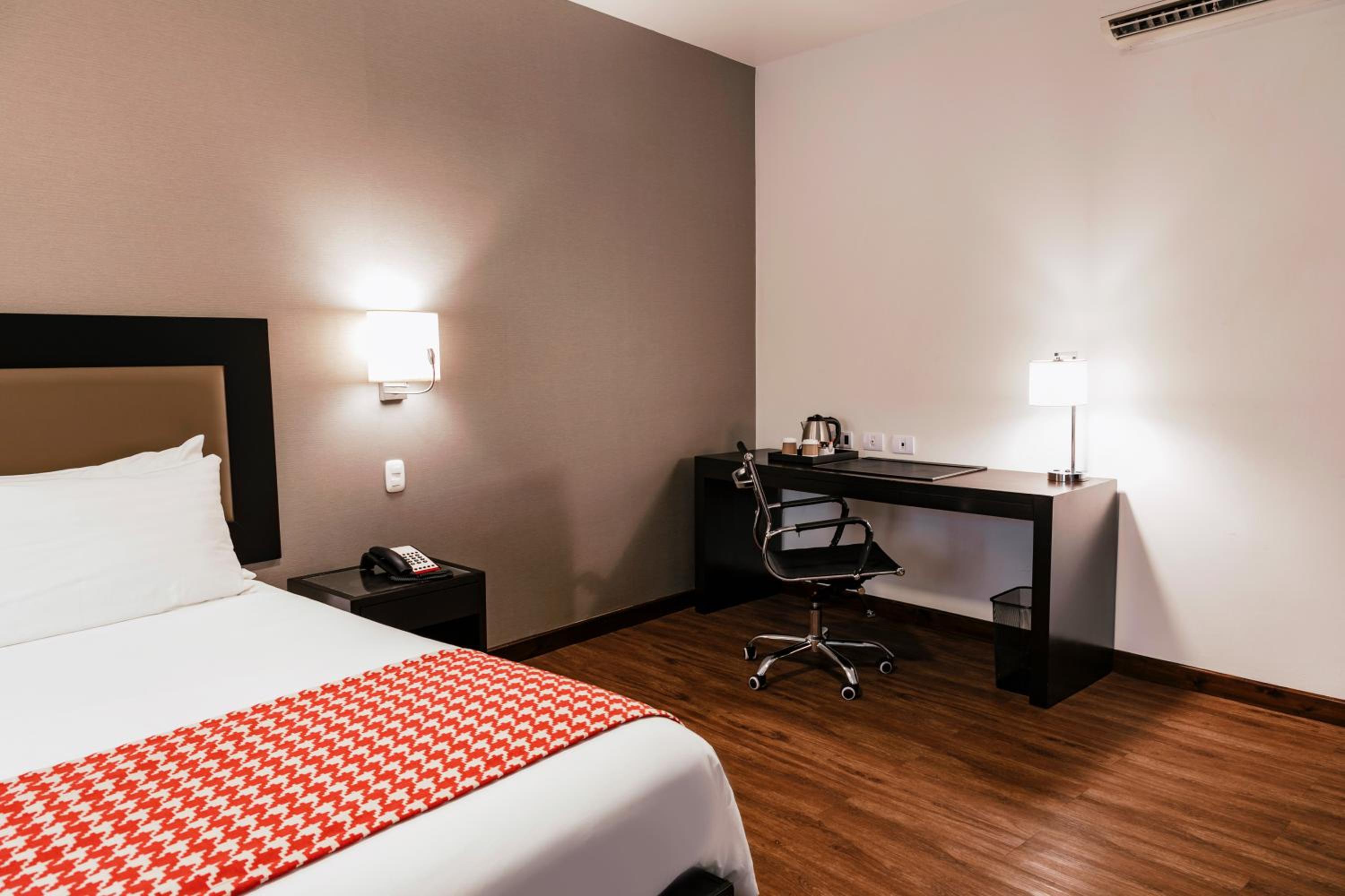 King Suite - Non-Smoking - Photo 2