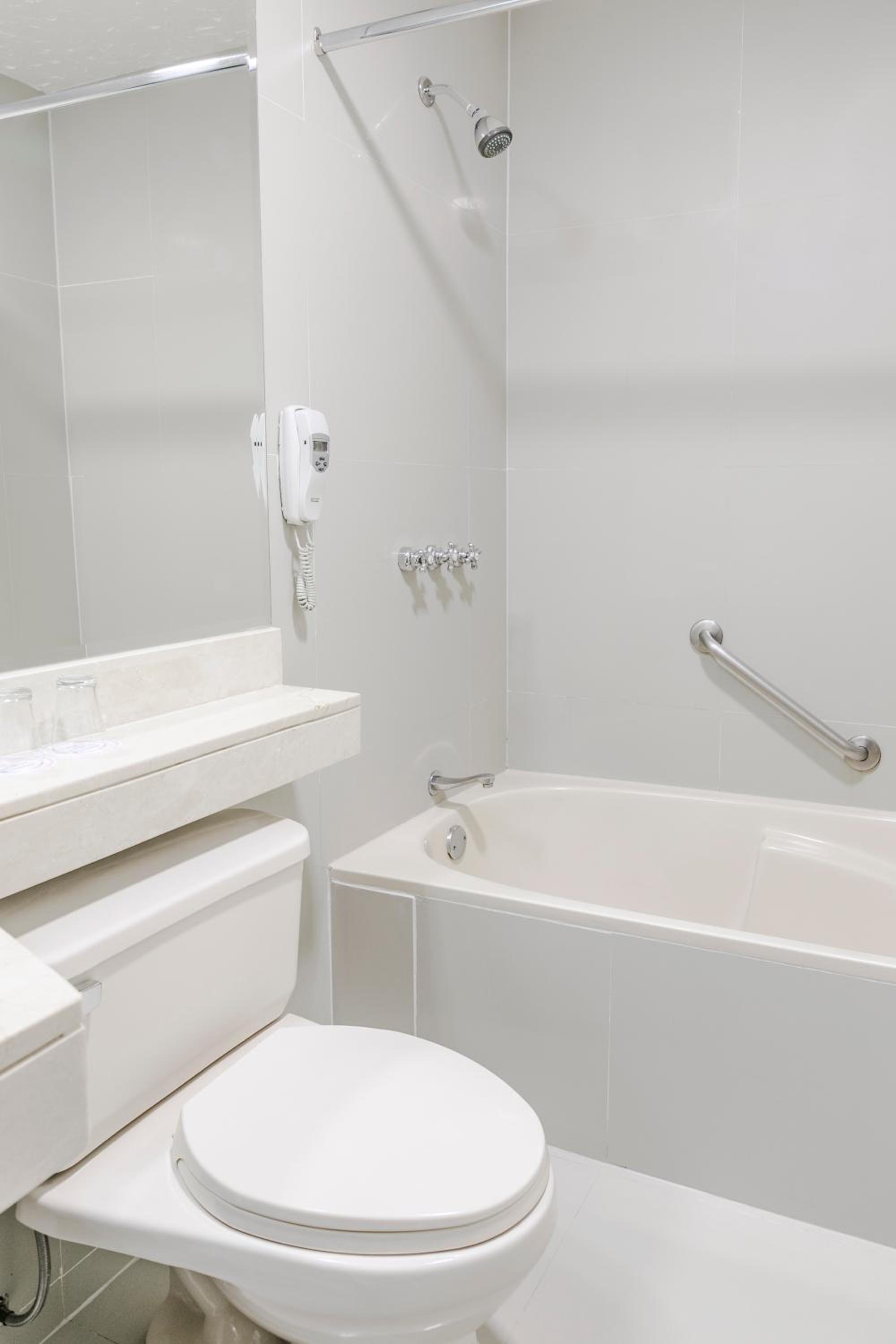 Double Room with Two Double Beds - Non-Smoking - Photo 4