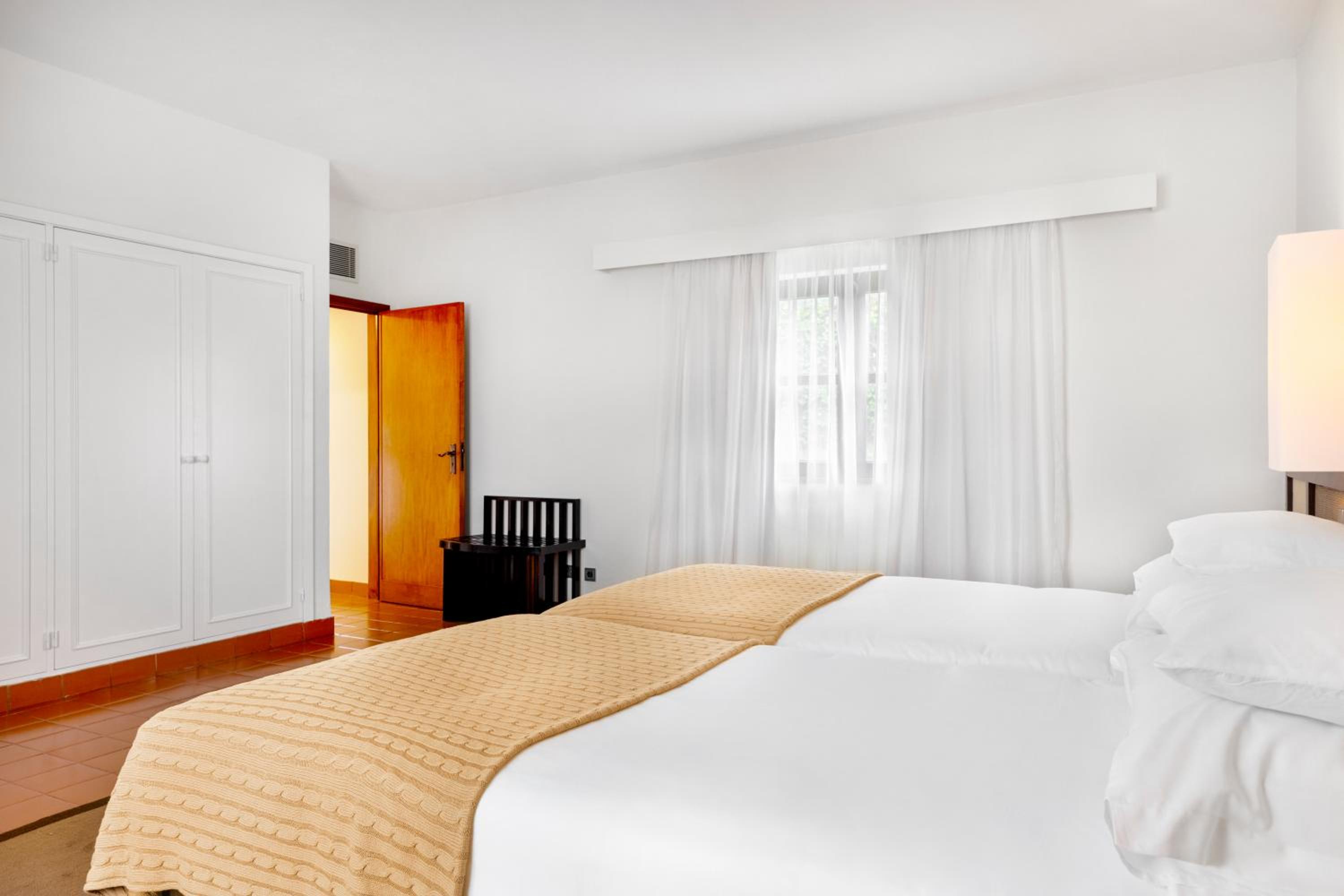 Standard Suite (2 adults + 2 children) - Photo 1