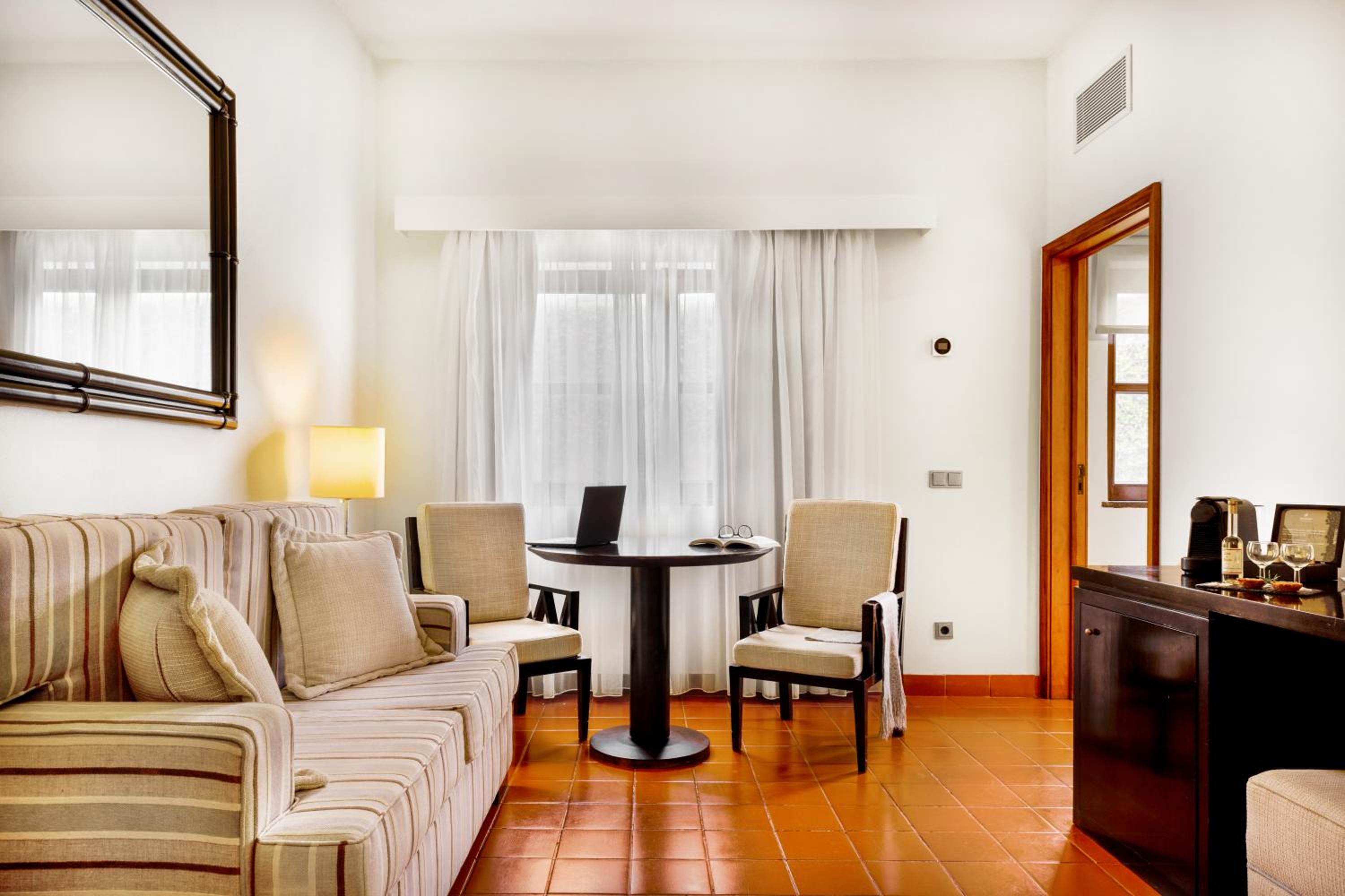 Standard Suite (2 adults + 2 children) - Photo 2