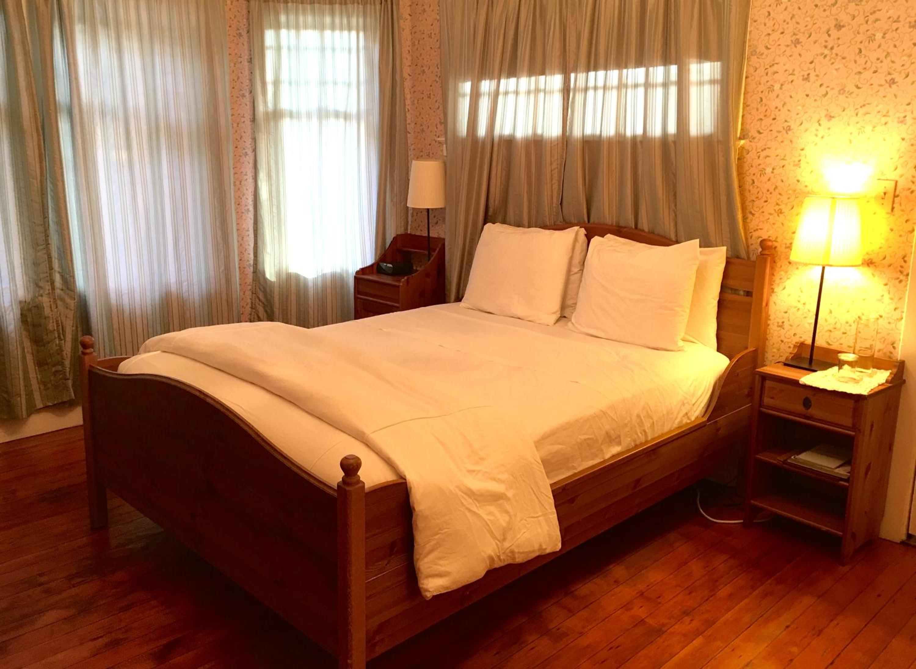 Single Room with Bathroom photo 2