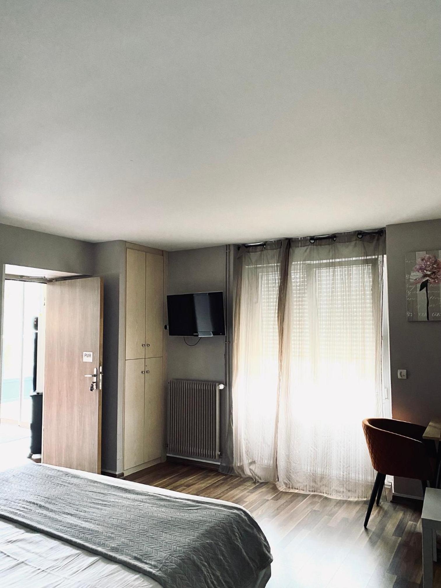 Double Room - Disability Access photo 3