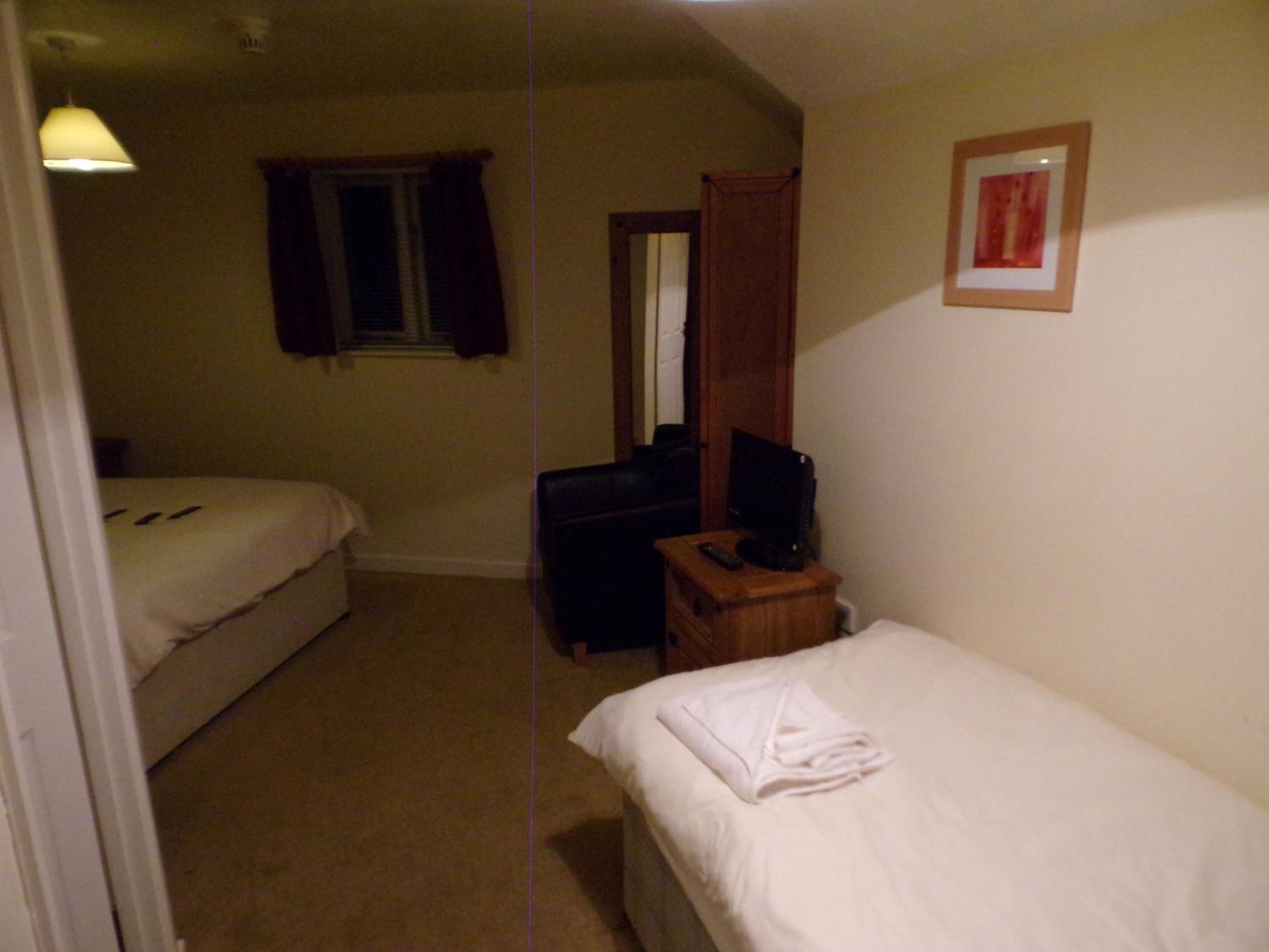Standard Twin Room - Photo 4