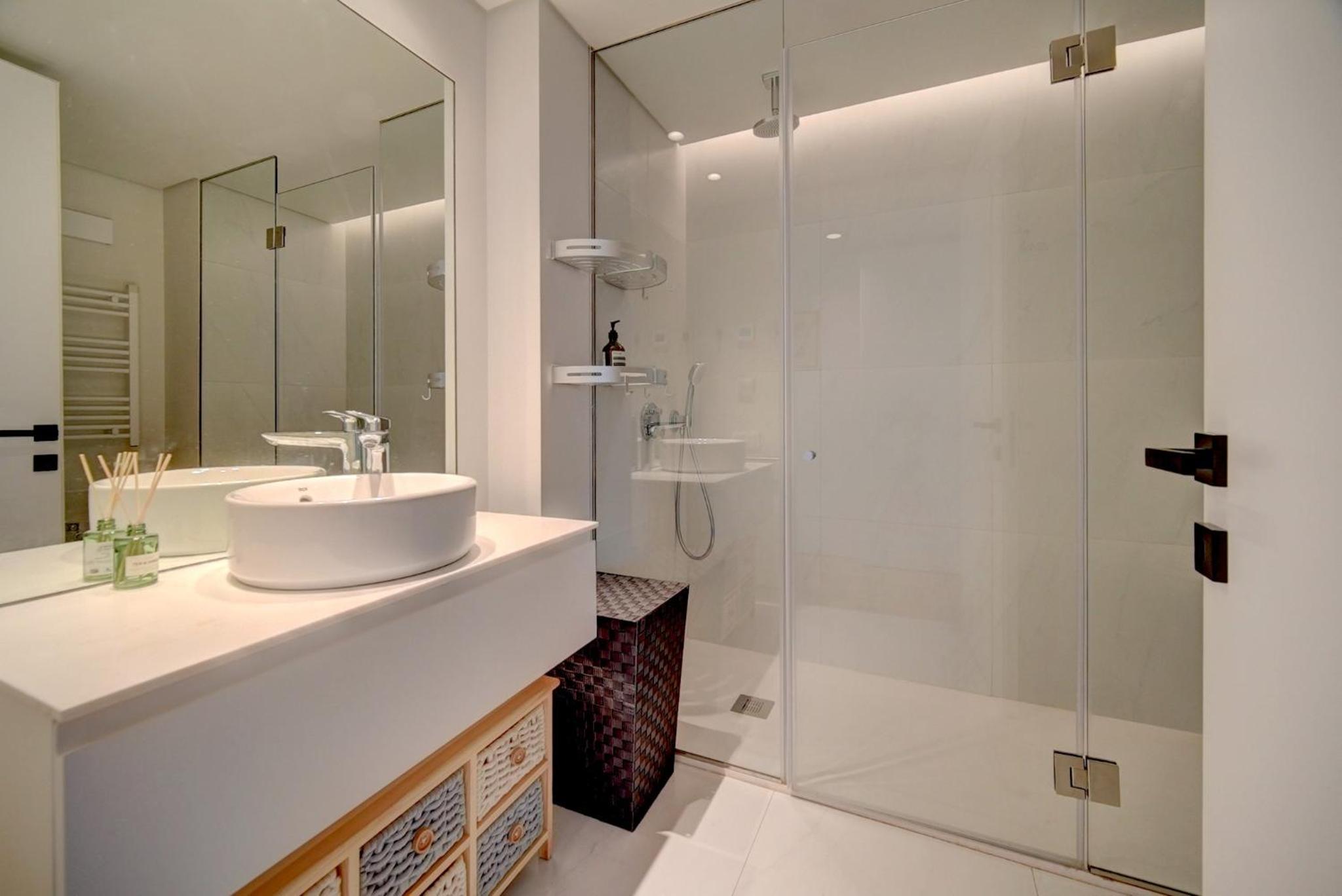 Three-Bedroom Apartment - High Floor photo 2