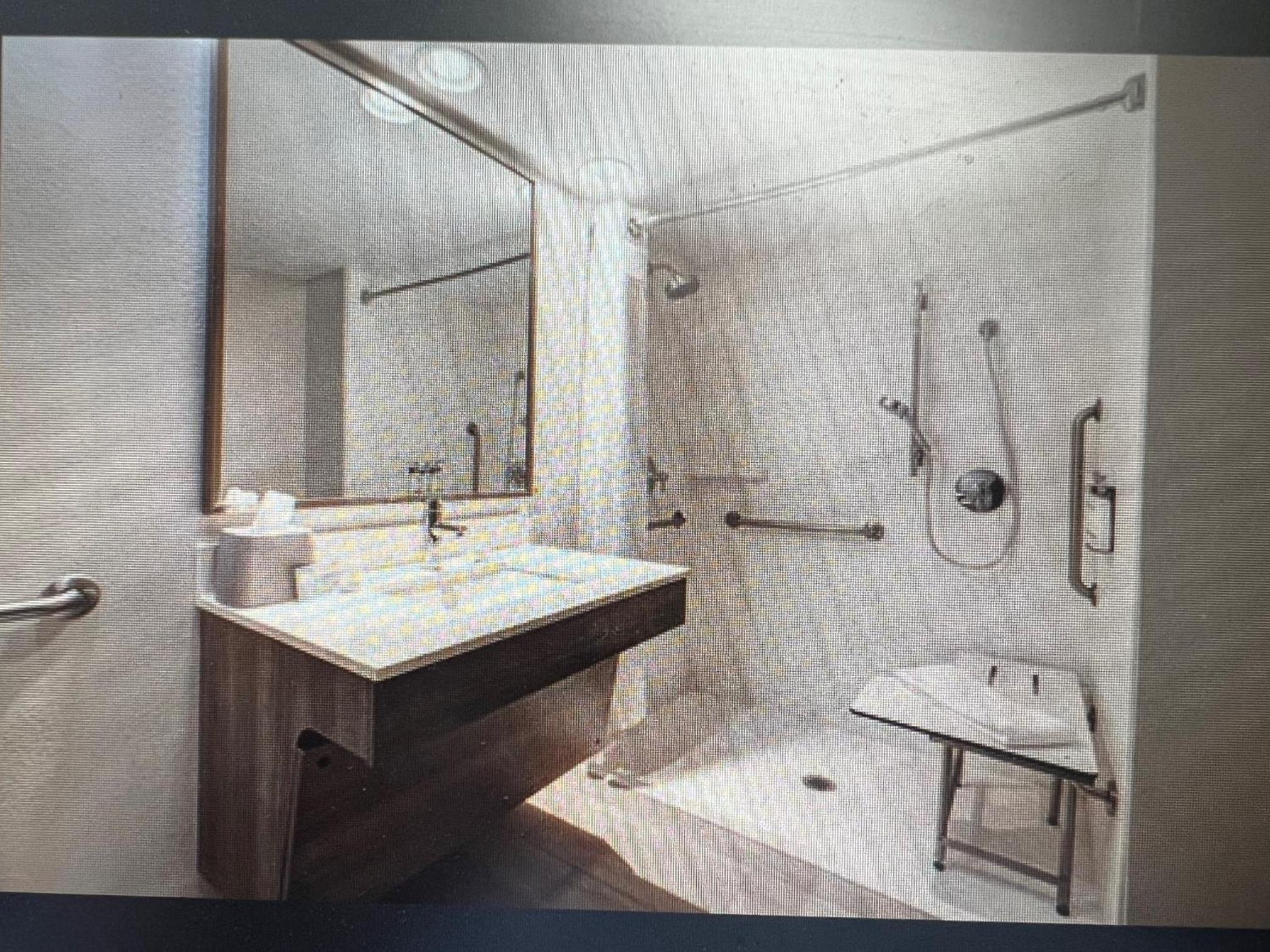 Standard Queen Room with Two Queen Beds and Roll-in Shower - Communications Access photo 2