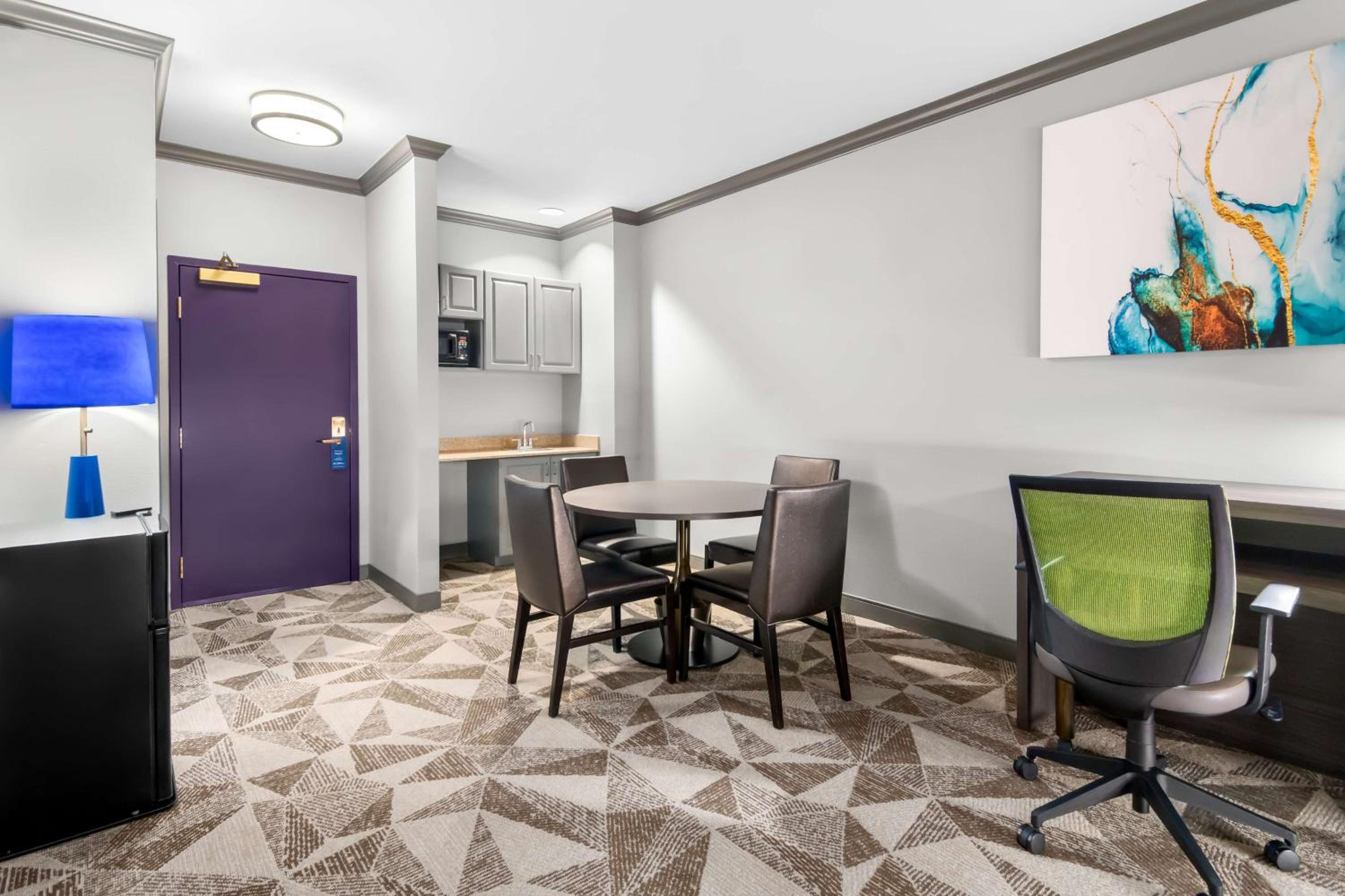 Larger King Suite with Sofa Bed and Wet Bar - Non-Smoking - Photo 2