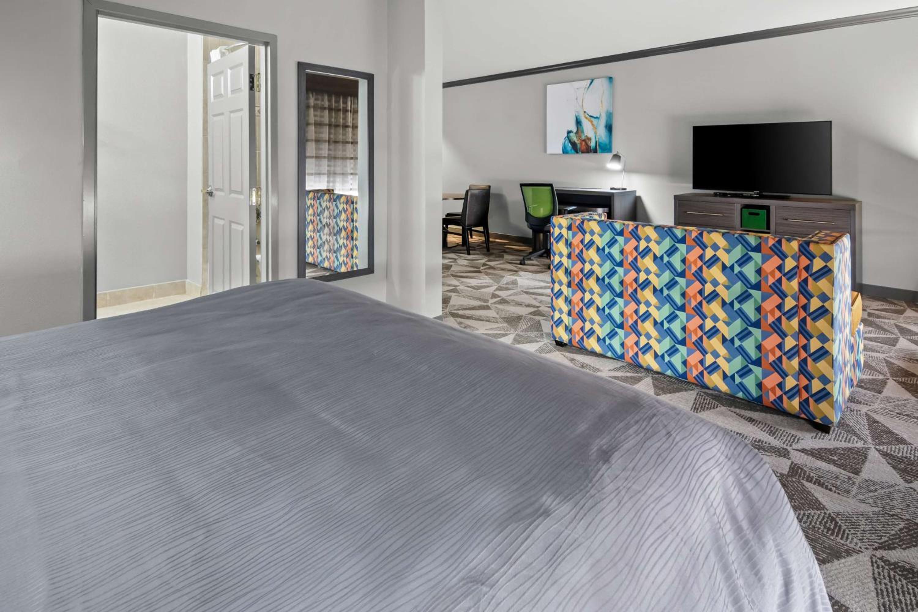 Larger King Suite with Sofa Bed and Wet Bar - Non-Smoking - Photo 3